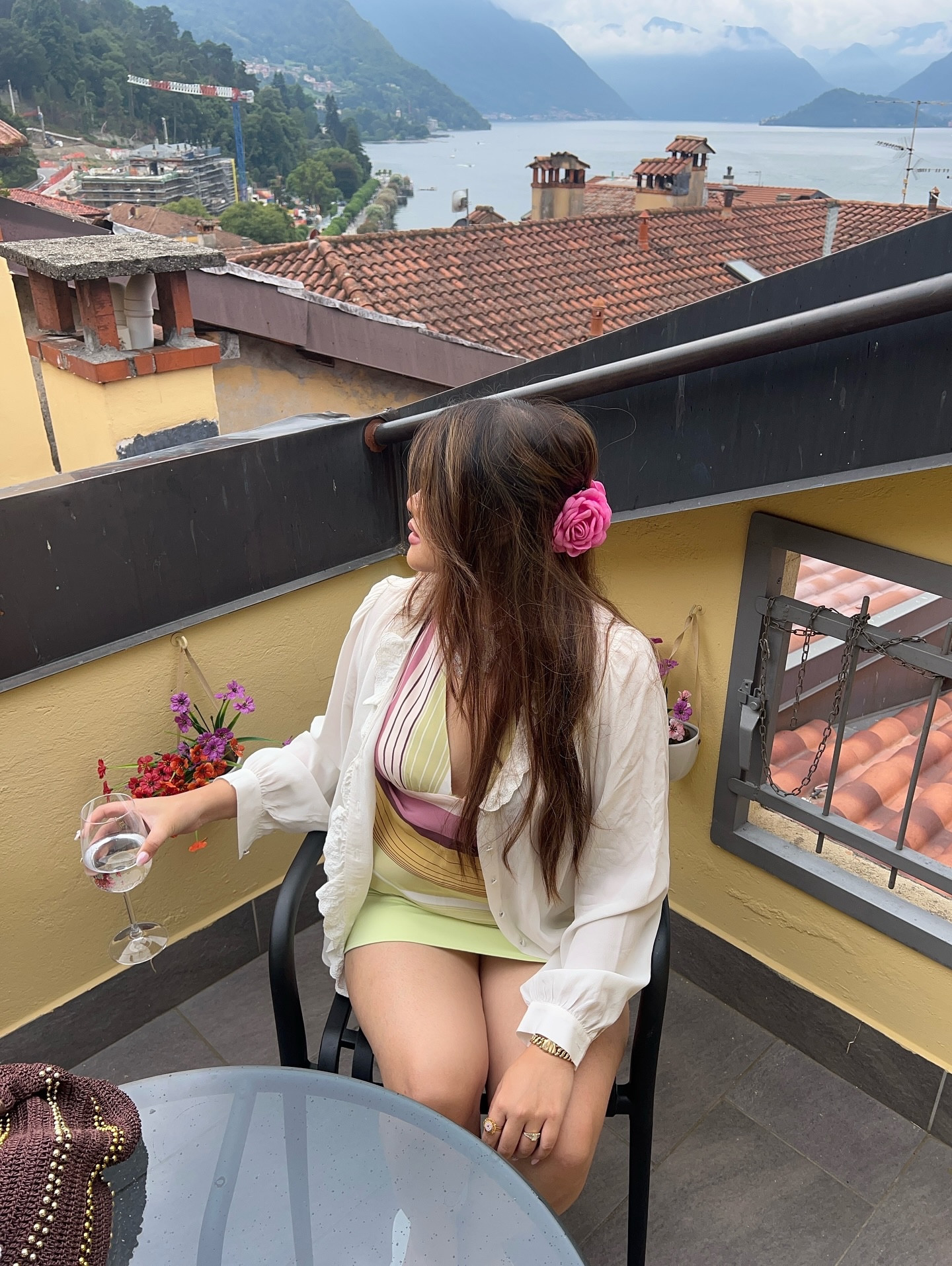 ate that pizza with a fork and knife after those pics 🍽️ 
outfit details linked in bio~

#eurosummer #lakecomoitaly #lakecomo #summeroutfitideas #summeroutfits #ootds #pastelrack