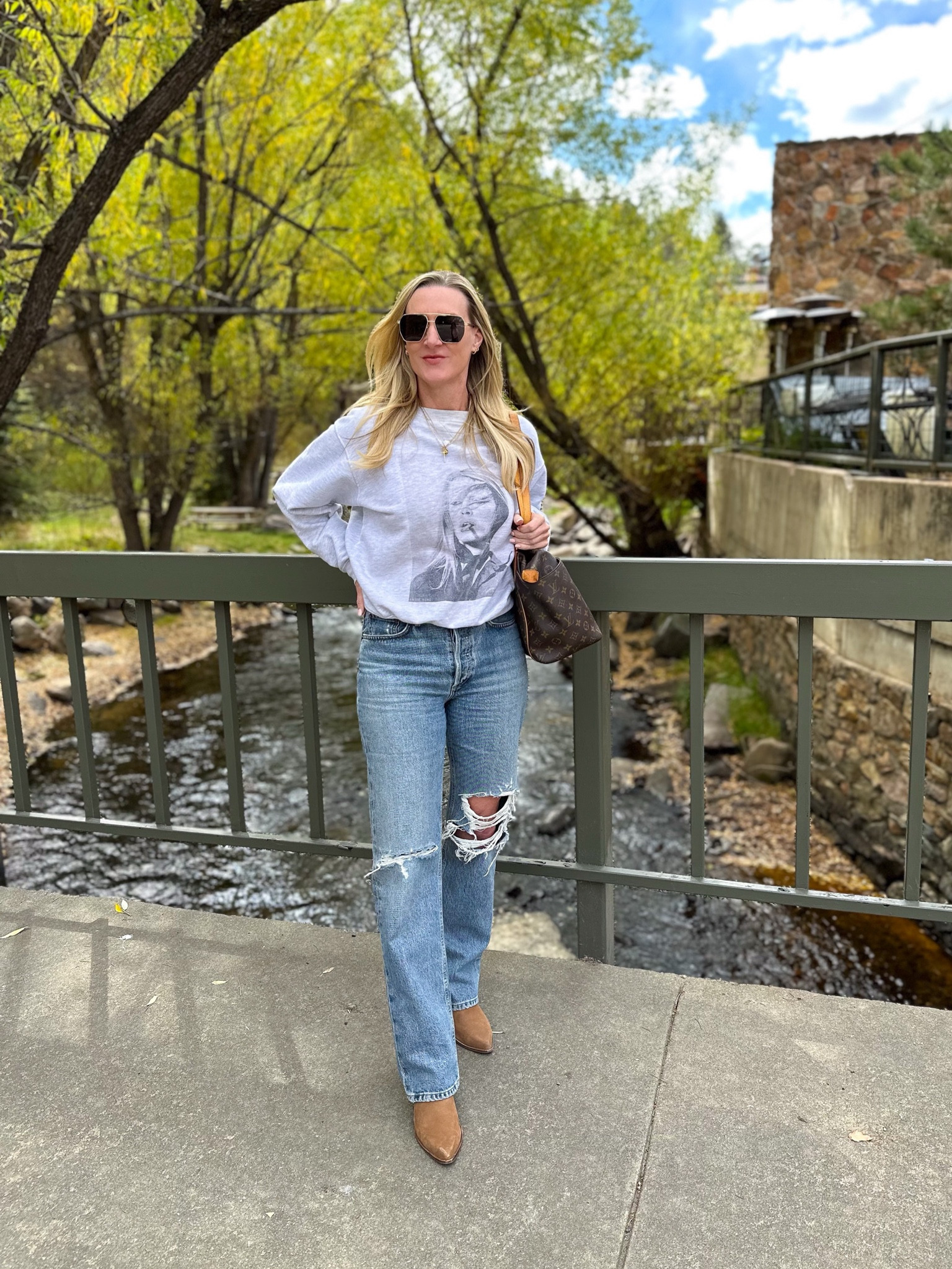 Double tap if you couldn’t be happier that that October's Fall days are here? 🍂 🍁 I’m lighting my fall candles and soaking up my favorite season. I'm sharing some of my favorite basics for fall worth adding to your wardrobe! 😍 
#fallfashion #whatiwore #styleinspo

#LTKstyletip