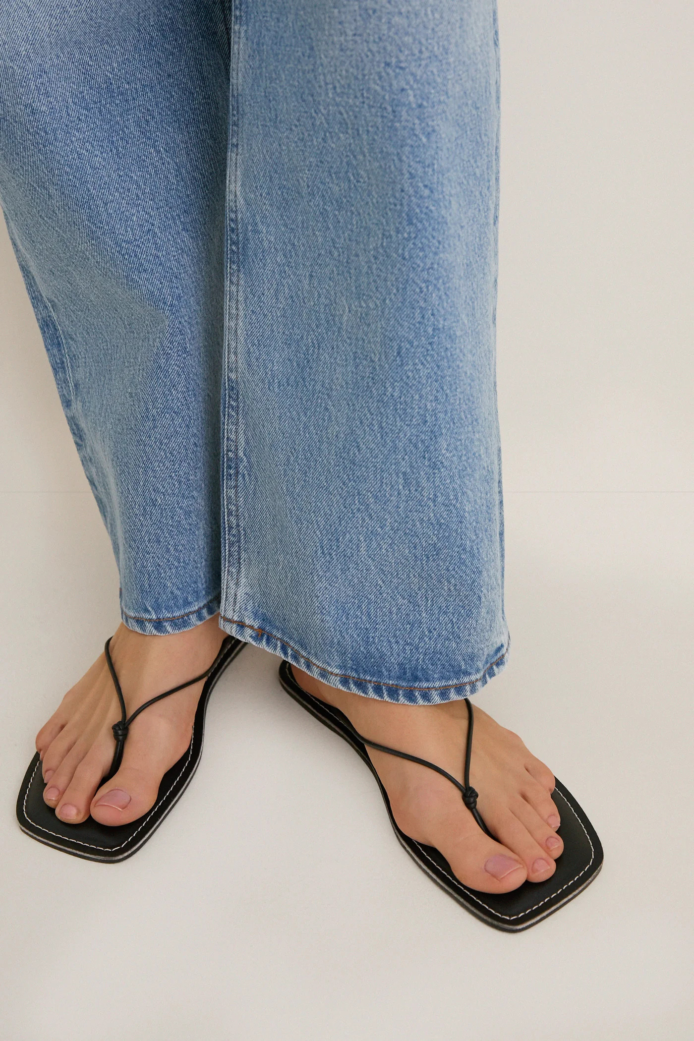 Black Ray Flip Flops | Tuckernuck (US)