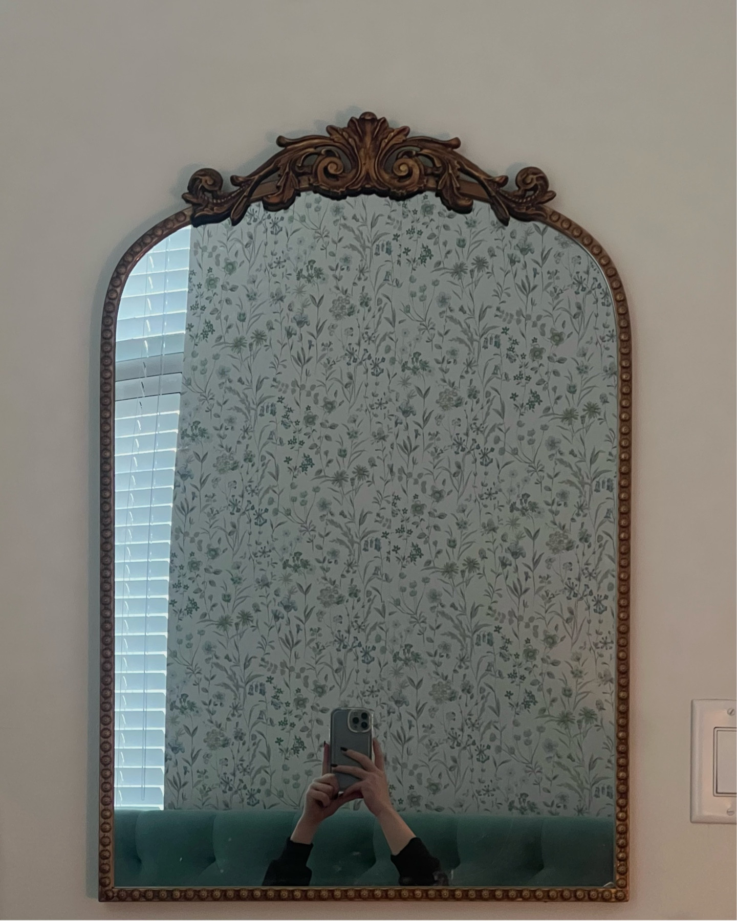 🔗 20x30 BRONZE METAL ARCH MIRROR: $65 
↪️ 20x30 arch mirror with gold / bronze rustic metal 
⬇️ wallpaper & bed frame linked below 