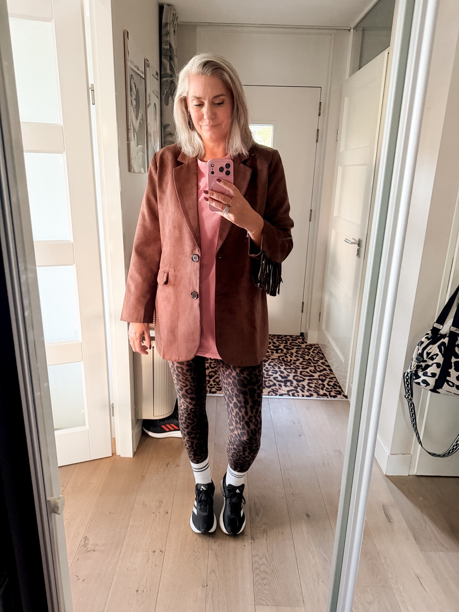 OOTD - Vrijdag. Een roze long shirt met print onder een bruine suedine blazer met franjes op een luipaard legging. Alles maat 42. 

Crew sokken en Adidas sneakers.

#LTKnederlands #LTKeurope #LTKautumn