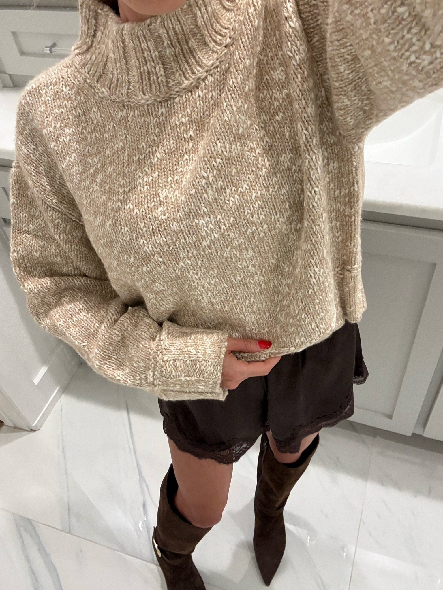 Loving this Heathered sweater for fall air these brown satin shorts and brown suede boots. Size xxs