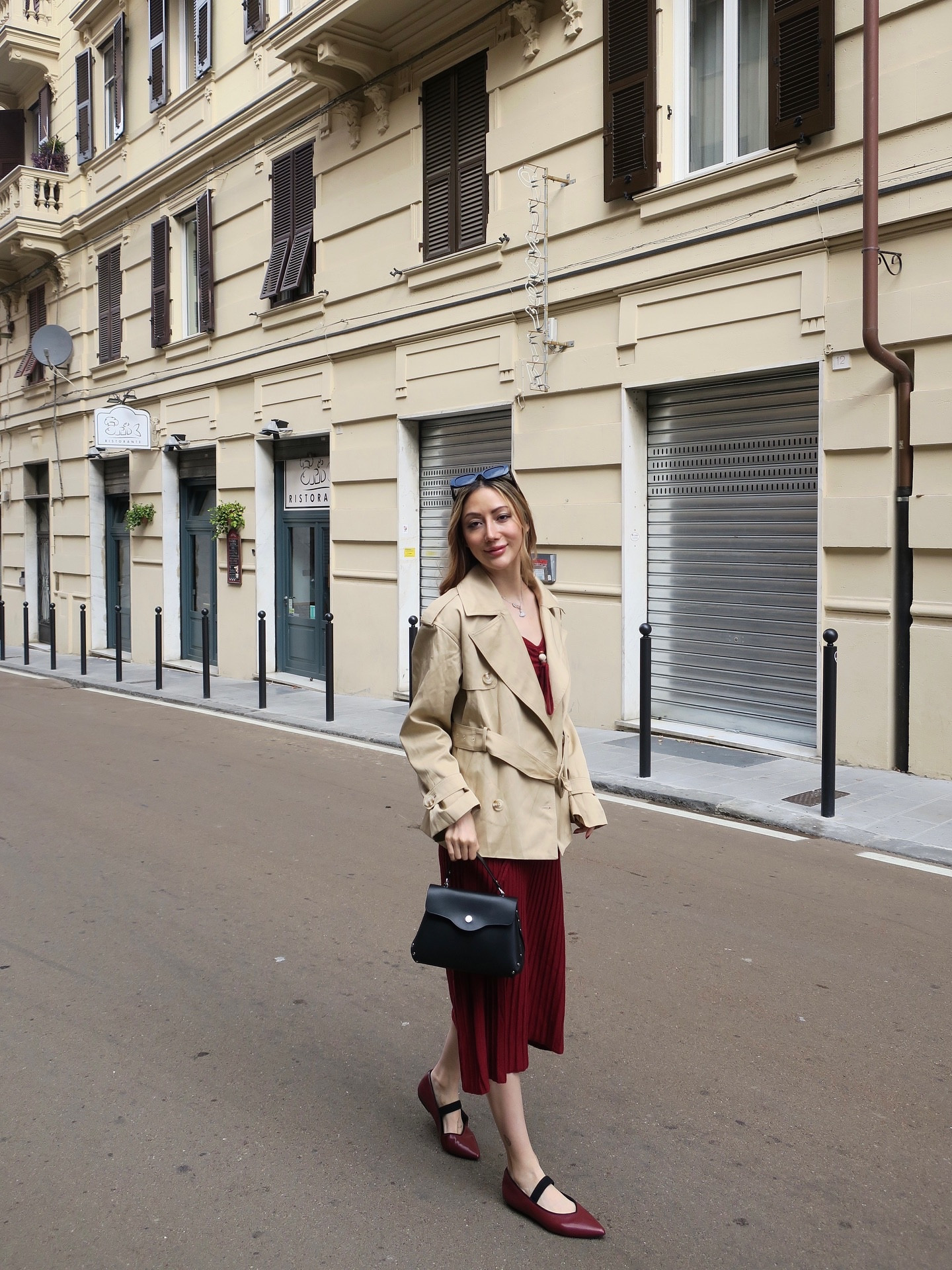 Mel in Italia (◕ᴥ◕)
.
Bag @letanneur 
Trench coat @commense.official 
Dress @chicwish 
Sunglasses @prada 
.
.
Trench out outfit, style a trench coat, cropped trench coat, modeblogger, pops of red outfit, Parisian style outfit, fall outfit ideas, modest fashionista, red outfit ideas, minimal street style