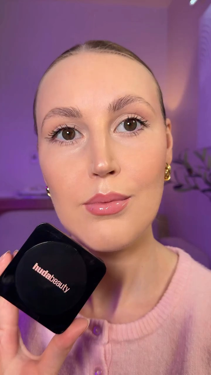 Soft matte, blurred skin — all day ✨

This powder smooths, sets, and gives that airbrushed finish without looking heavy 🤍
Skin looks refined, never flat.

@hudabeauty 

#hudabeauty #softmatte #blurringskin #makeuproutine #reelsbeauty
