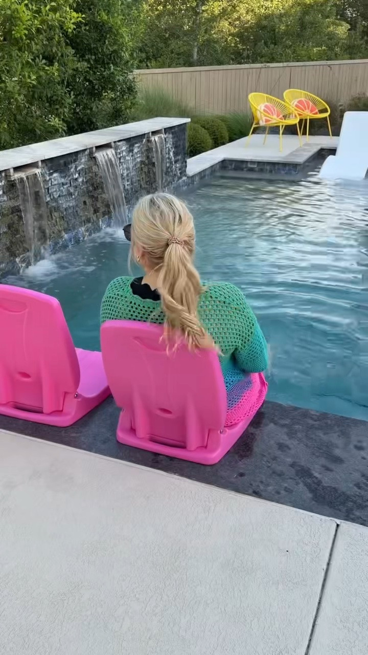 The best seat by the pool!💗💦
