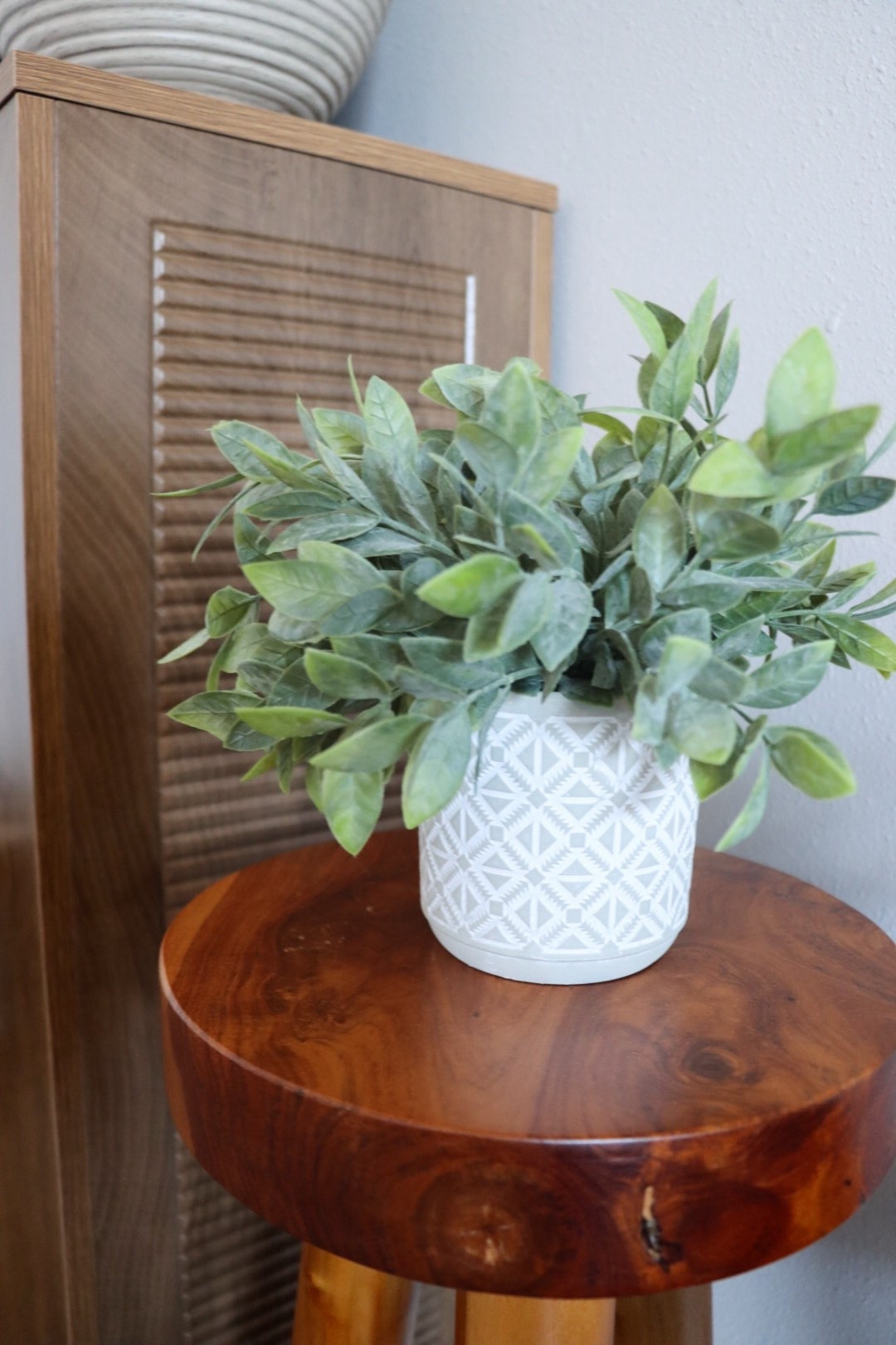 Simple Home refresh with some faux greenery in a textured vase

//
Textured vasee
Faux greenery 
Home refresh 

#LTKdayinmylife #LTKHome