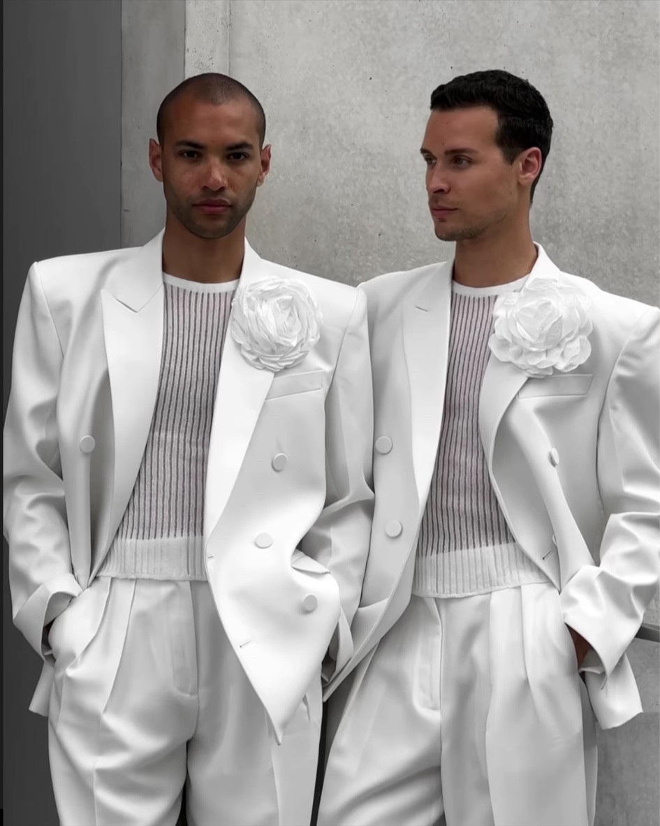 costume blanc avec detail broche fleur blanche 

Full white suit with white flower brooch detail 

#LTKFind #LTKstyletip #LTKmens