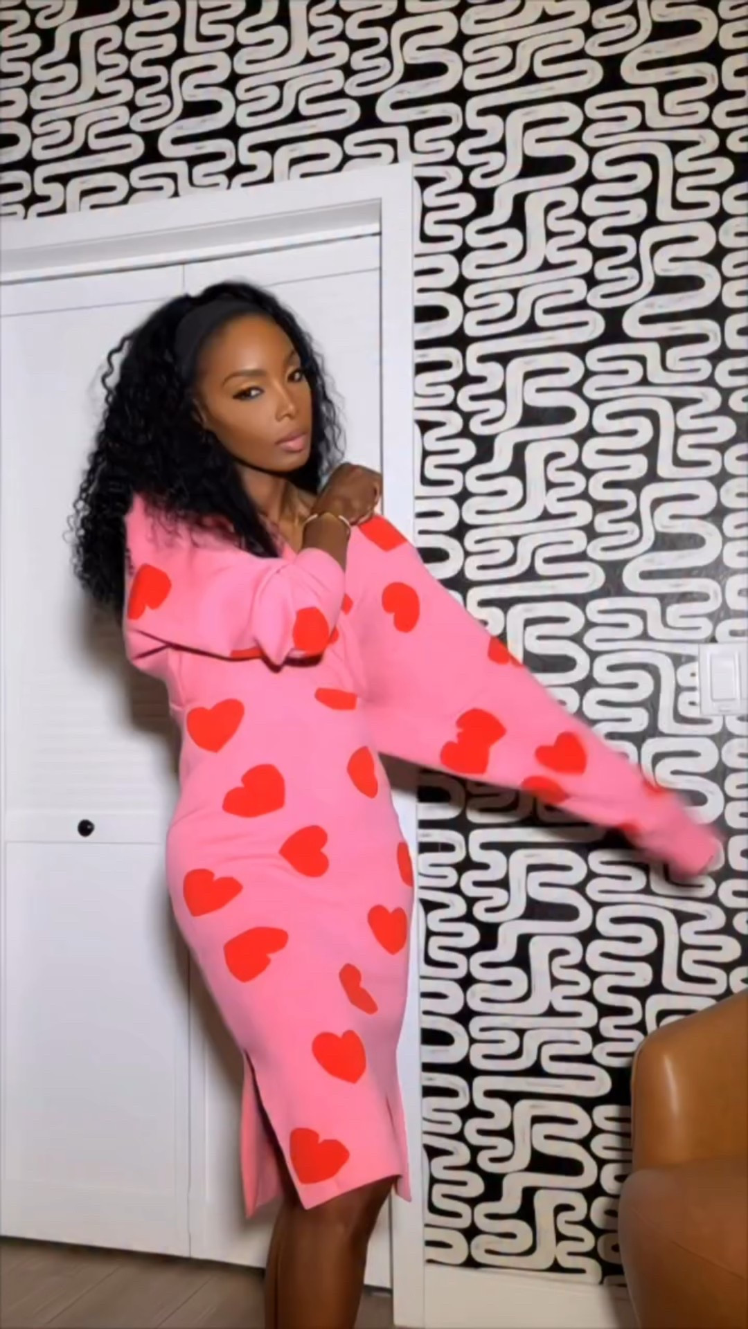 Loving this pink & red heart sweater dress — Valentine’s vibes in one easy outfit 😍❤️
So soft, cozy, and flattering… the kind of throw-on piece that still makes you feel cute.

I’m 5’7” wearing a small, and it fits like a dream. Perfect for date night, brunch, school drop-off, or just feeling festive all month long 💌

Since becoming a mom of 3, my style has shifted to comfy-chic everyday wear — and this is exactly that. Cute, cozy, and effortless ✨

And yes… I’m absolutely wearing shapewear underneath 😌
Nine months postpartum and we’re still snatching where we can, okayyy 💁🏽‍♀️

Comment SHOP to get the links sent straight to your DMs —
once you comment, check your DMs right away! 💕

#valentinesoutfit #heartdress #sweaterdress #momstyle #comfychic momof3 postpartumstyle ootd valentinesvibes everydayfashion

LTK ⬇
