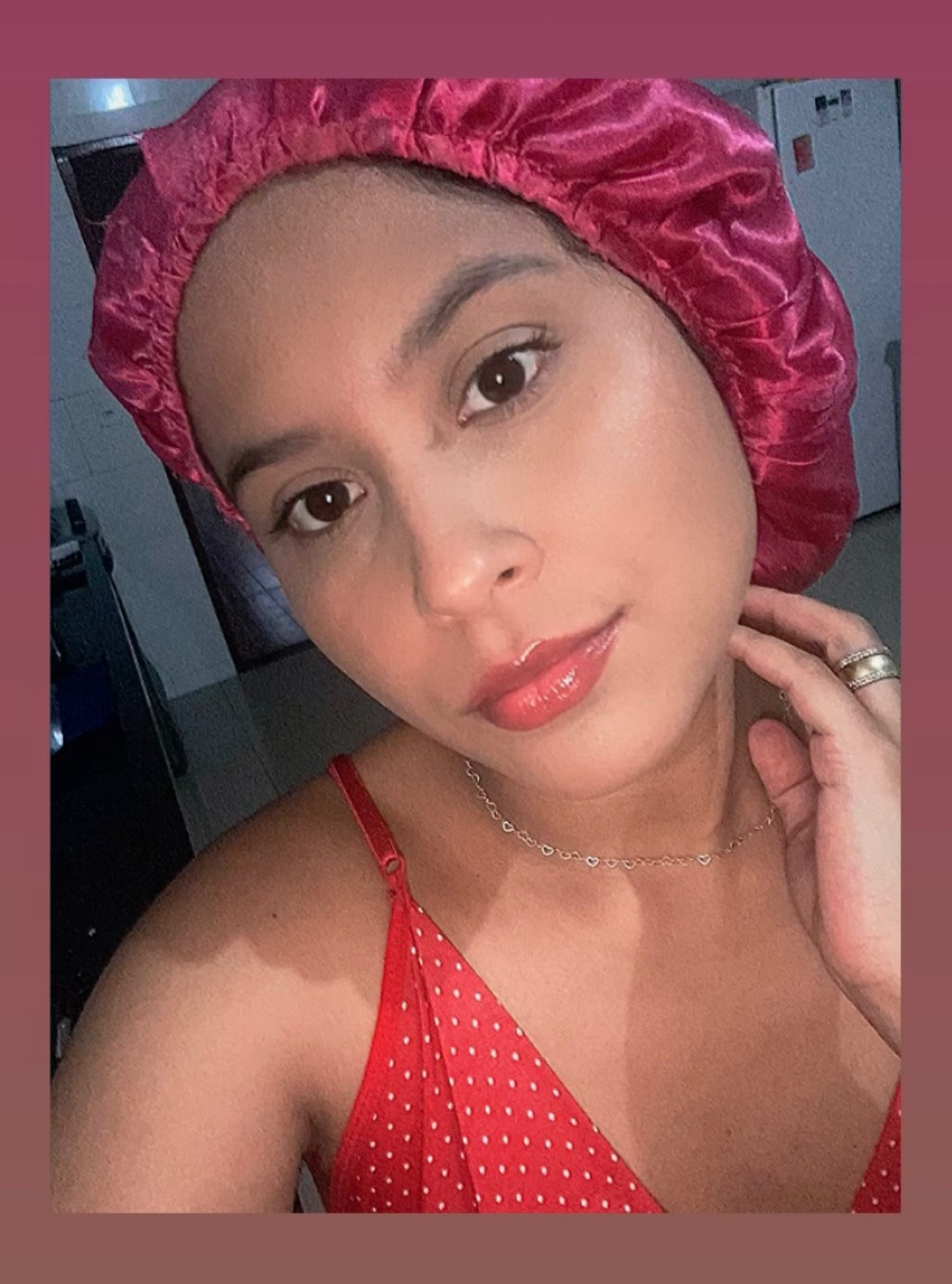 Amores, indo dormir mas nunca me esqueço de passar um óleo nas pontas do cabelo e o principal não deixe de usar touca de cetim, ou se não tiver faça de uma meia calça daquelas antigas que você nem usa mais sabe fiz assim por anos 😄 rsrsrsrs, essa touca é vida ! Você acorda com os cabelos disciplinados, sedosos e a touca faz com que aquele movimento que você faz a noite de ficar esfregando sabe não quebre seus fios, meu cabelo melhorou 100% o frizz , aqueles cabelinhos arrepiados (terríveis) e não tenho mais cabelo quebrado fraco, a touca pode ser usada tanto pra cabelo liso, enrolado, crespo pra todo modelo. Só usem cuidem dos cabelos de vocês ele agradecerá e a auto estima de vocês também ! ❤️ 

OBS: A make tirei logo após a foto 🤣 

Bjo😘

#LTKbeauty #LTKFind #LTKbrasil