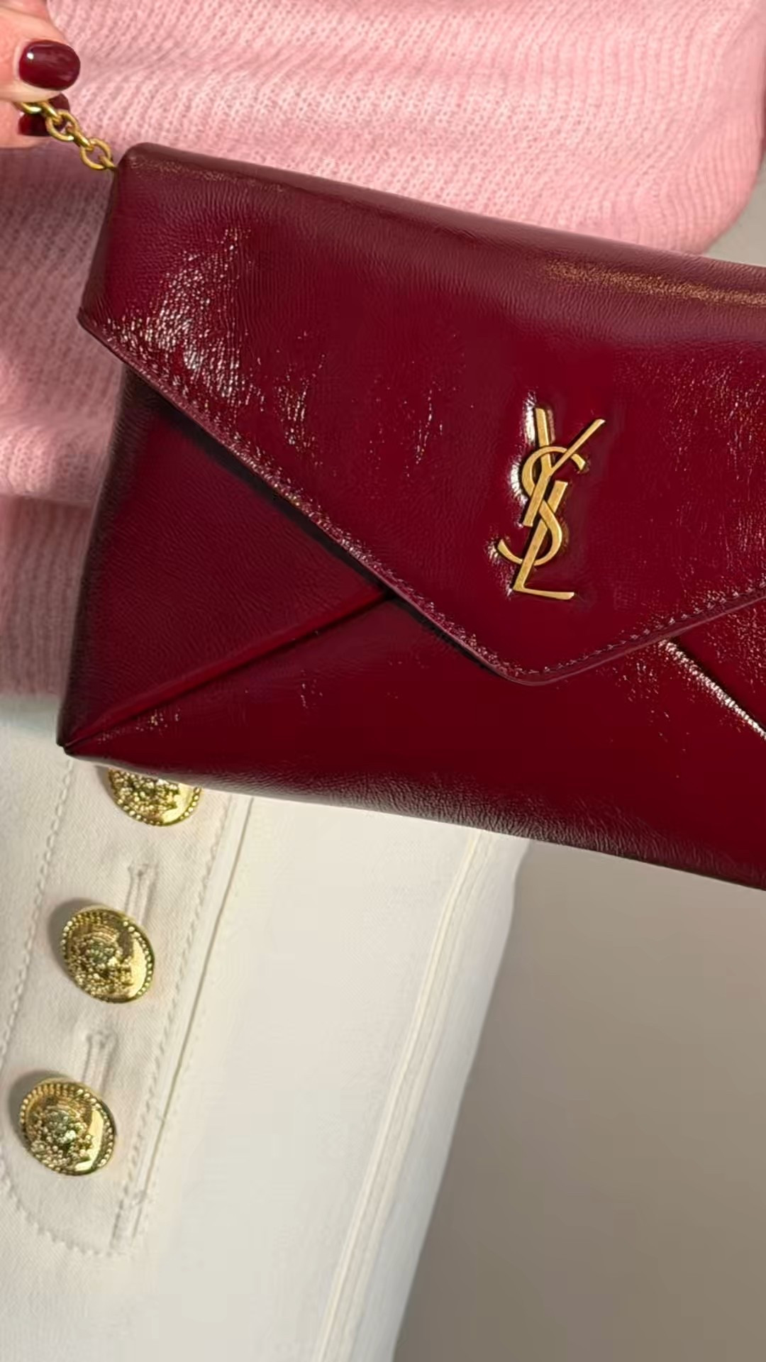 Valentine’s dinner, but make it effortless ❤️
White pants, a soft pink shirt, and gold accessories create the perfect balance between romantic and refined. Finished with a burgundy bag for depth, this look feels polished, feminine, and timeless — without trying too hard.

 Shop similar Valentine-ready pieces on my LTK — link in bio.
📩 DM me if you want help styling your dinner-date look.

#LTKOver40