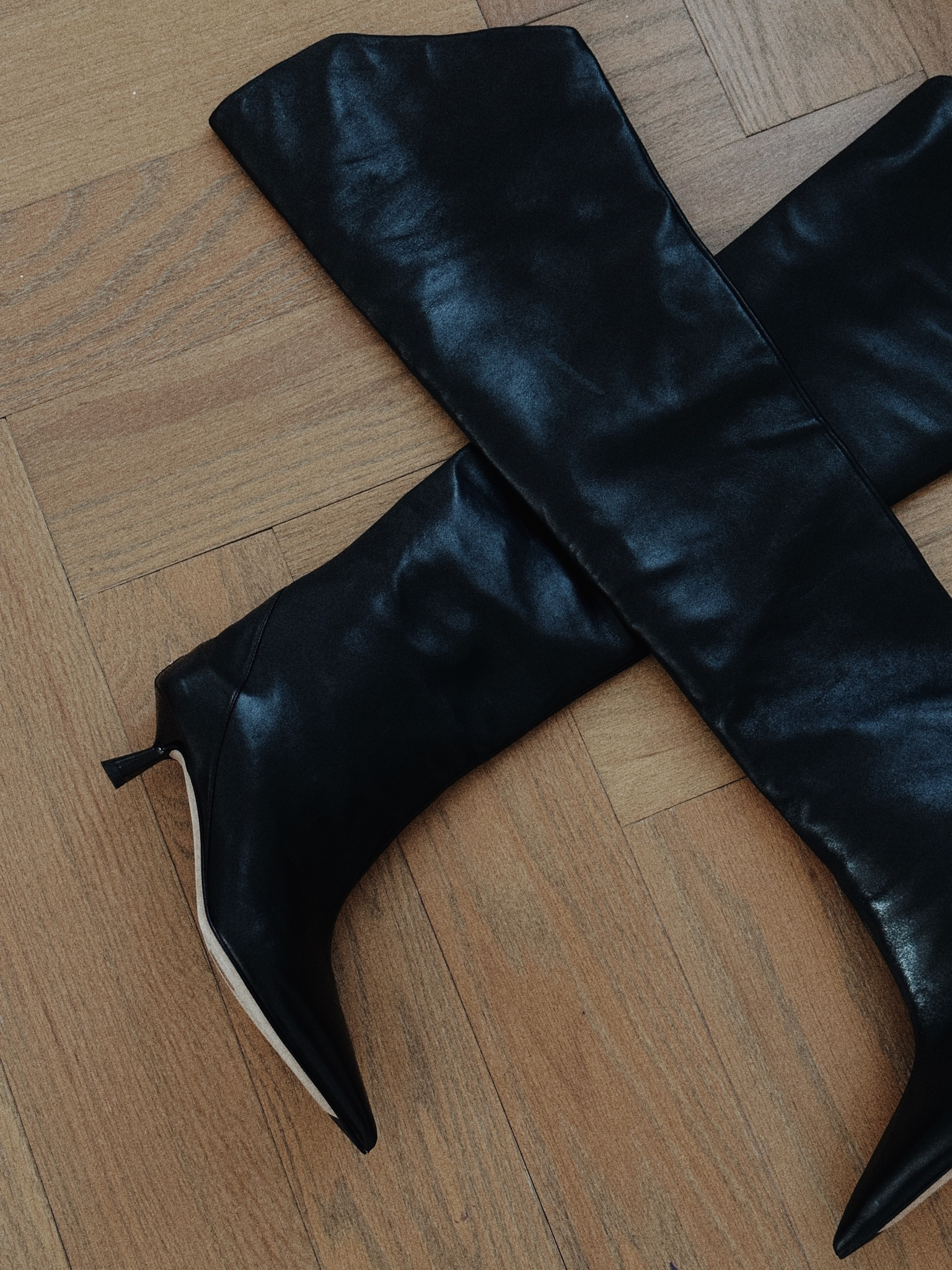 Love these over the knee boots from Jimmy Choo 🖤