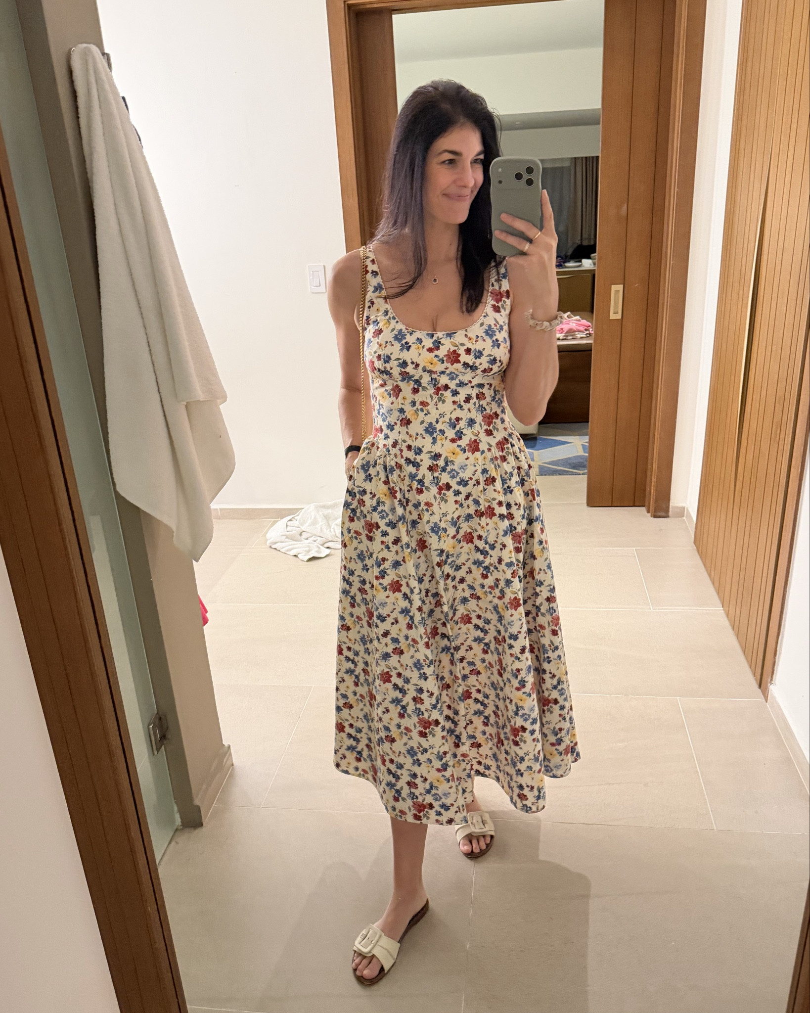Sweetest floral print dress for spring/summer that I wore on a recent trip to Punta Cana ☀️ @abercrombie 

#floraldress #springdress #summerdress #mididress