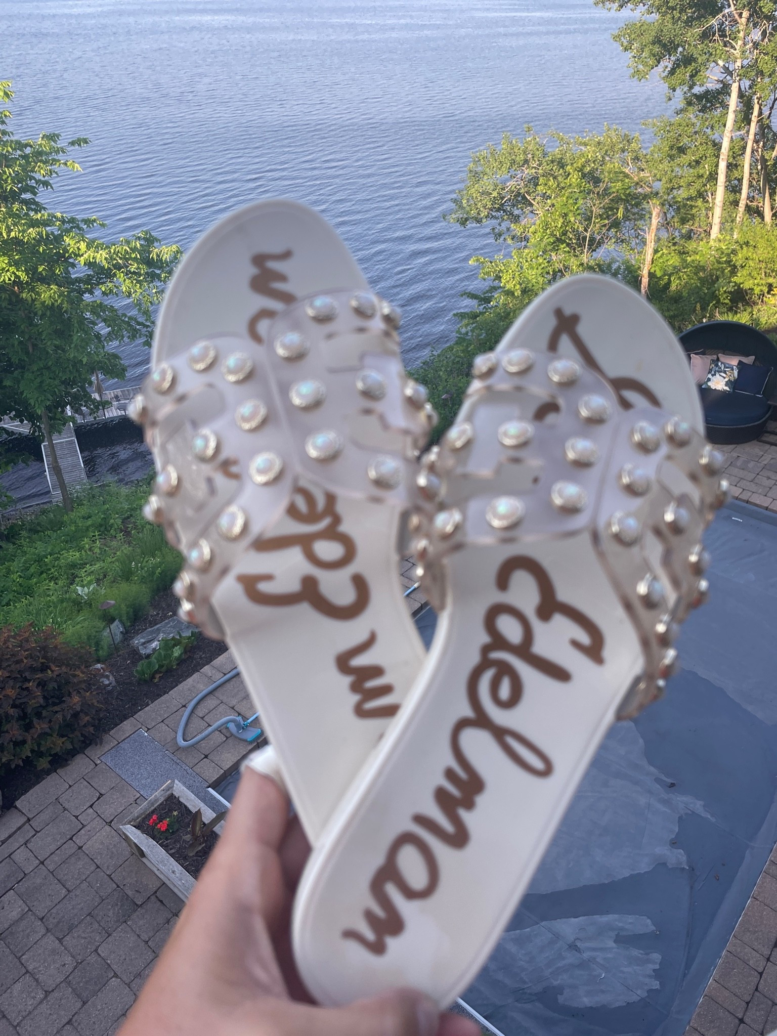 The jelly sandals of the summer ☀️

Comfortable, cute, and somehow go with everything. These are officially on repeat all season long.