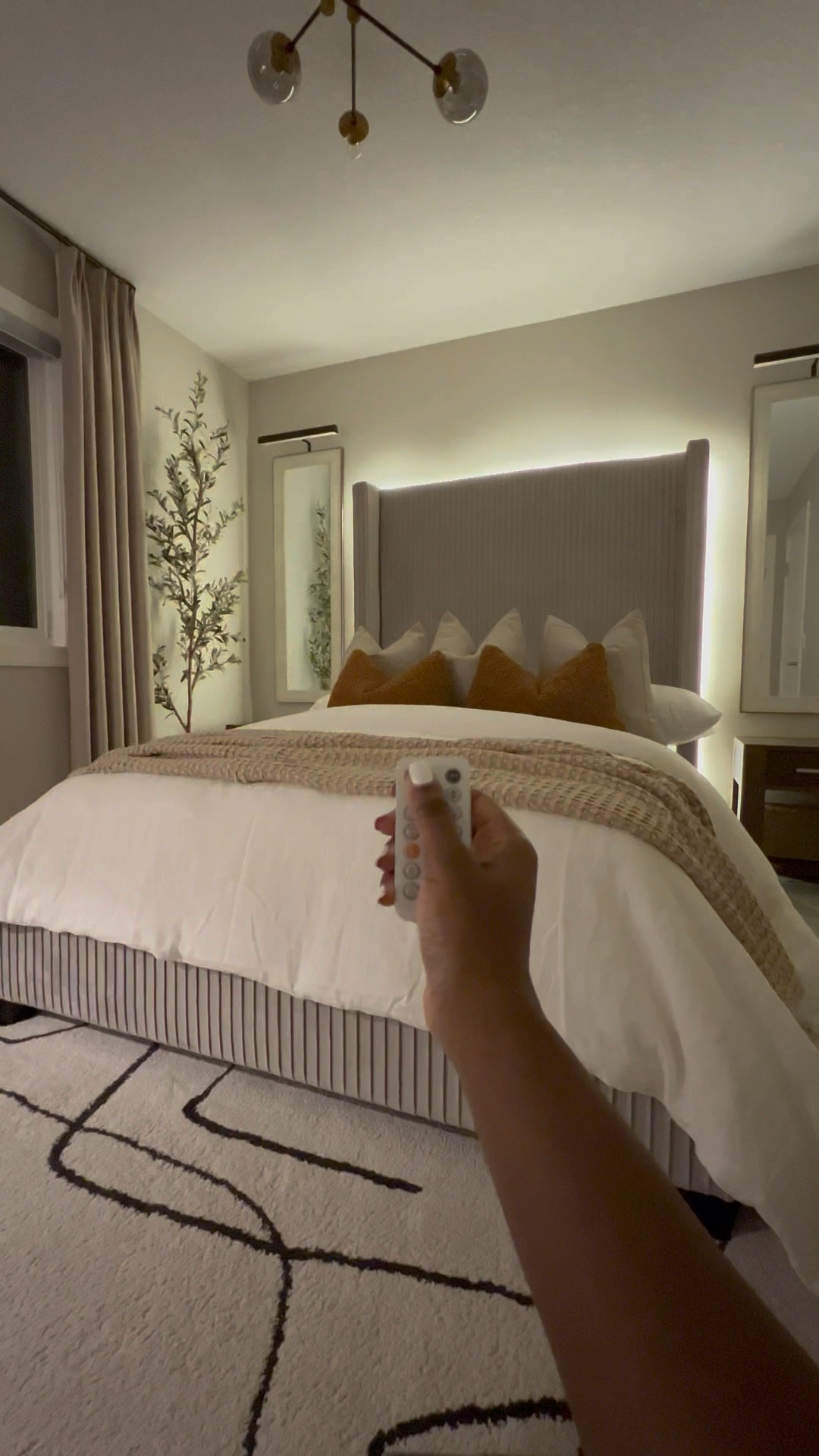 😆 This is your sign to put led light strips behind your bed ☺️🫶🏽💕

#LTKVideo 

#LTKStyleTip #LTKHome #LTKSaleAlert