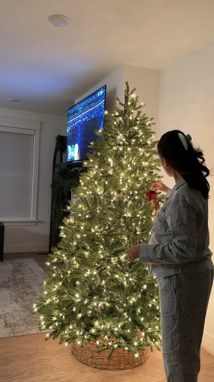 Went with minimalist Christmas tree decor this year 🎄This one looks real, is 7.5 ft, pre lit and super easy to assemble 🤩 

Christmas decor 
Christmas decorations
Holiday decor 
Minimal Christmas 
Velvet bows