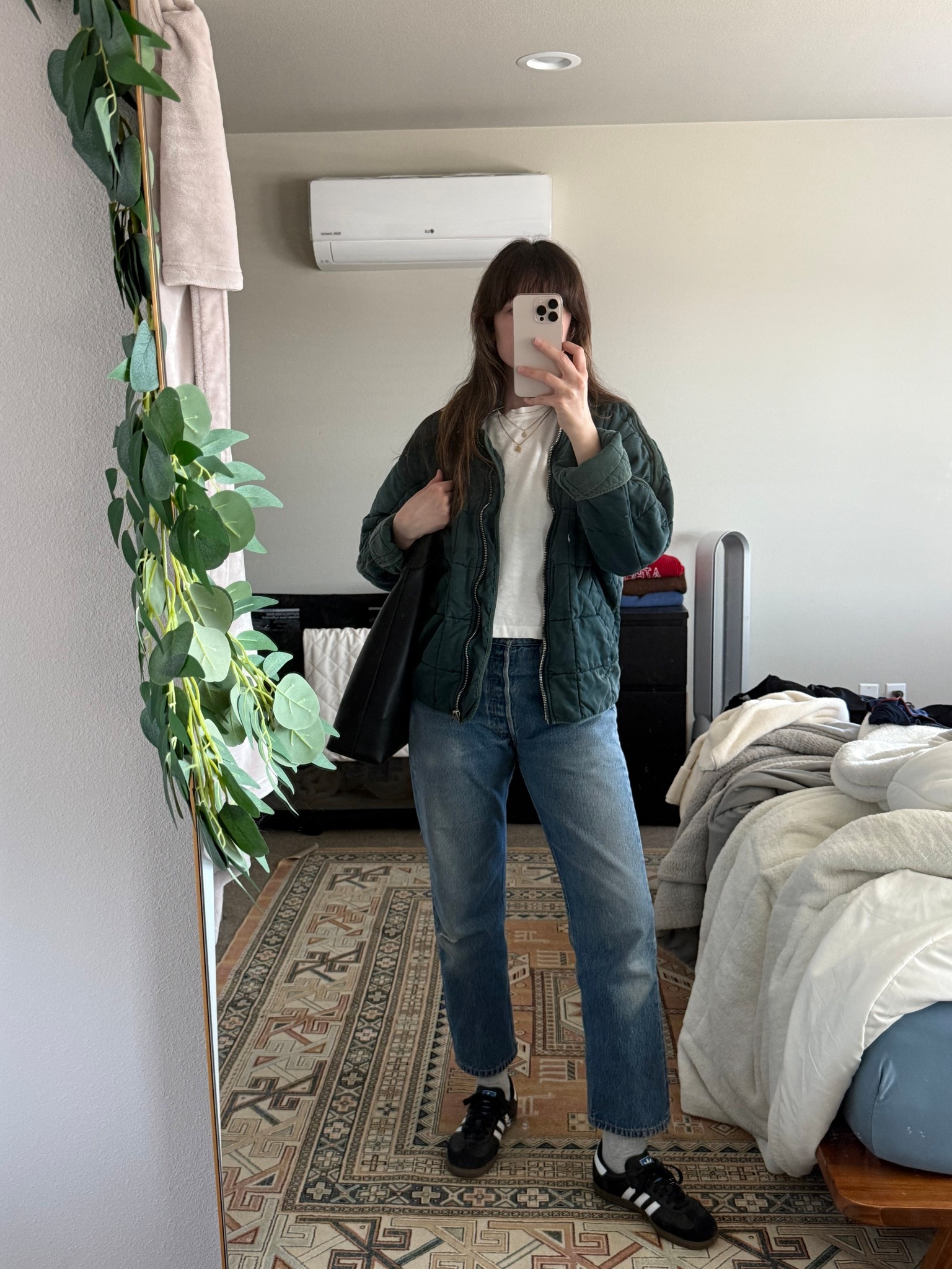 4.5 Saturday spring ootd! Nothing beats a white tee and levis 