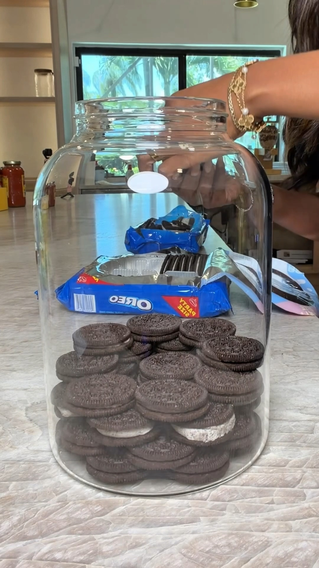 Scroll to shop! ✨ These glass storage jars keep my pantry looking organized.

Material: Glass with Wooden Lids

Desliza para comprar. ✨ Estos frascos de vidrio mantienen mi despensa organizada.

Material: Vidrio con tapas de madera

📲 Download the free LTK app & follow me @kirasfashionfinds to shop all my daily finds.

#LTKfoodie #LTKvlog #LTKHome