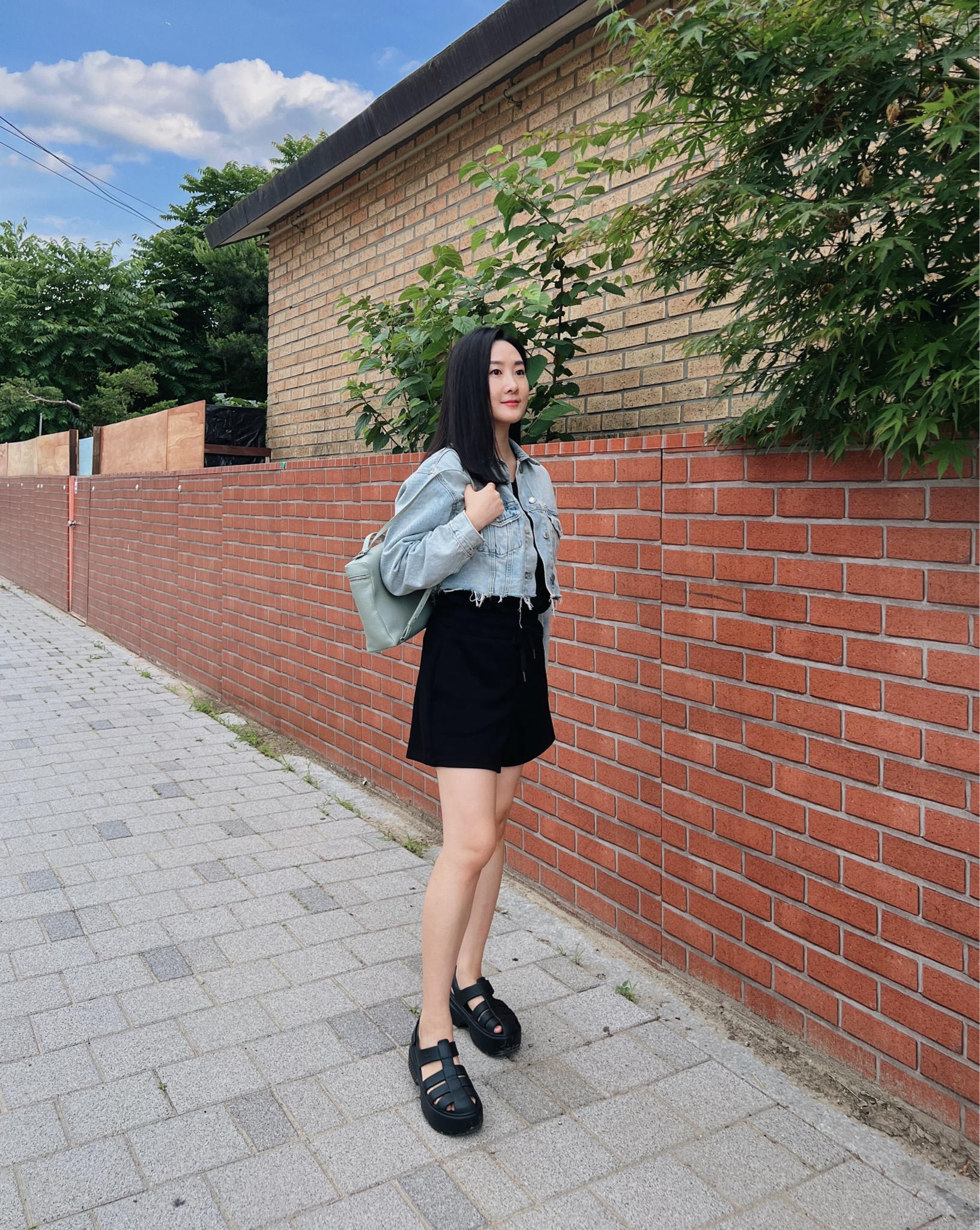 여름 오오티디
말랑말랑 통굽의 크록스 스톰프 피셔맨 샌들
세련된 디자인에 다리가 길고 얇아보여서 완전 마음에 들어요! 
사이즈는 반사이즈에서 한사이즈 다운하세요!
235인 저는 230 여유롭게 착용 중✨
자세한 리뷰는 블로그로 오세요!

#OOTD #Seoul #kfashion #korea #fashionblogger #style #스타일 #zara #애슬레저룩 #원마일웨어 #점프수트 #롬퍼 #샌들 #편한신발 #로로피아나 #백팩 #loropiana #denim #backpack #sandal #crocs

#LTKasia #LTKkorea #LTKstyletip