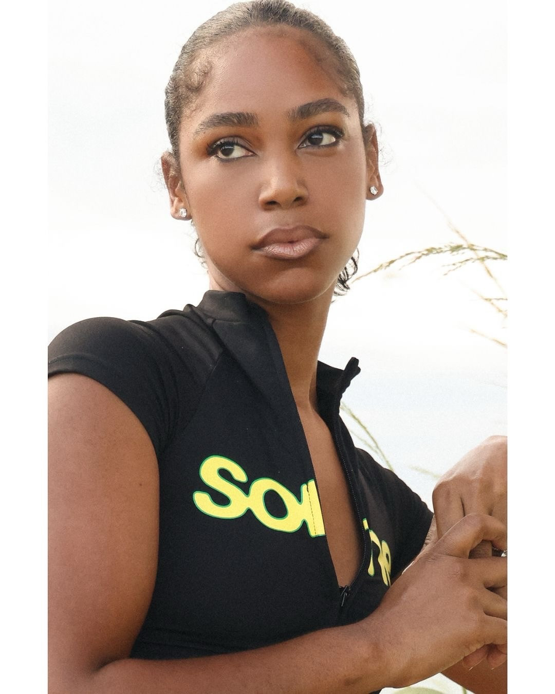 Letting @bodybyraventracy and @havaianas.us lead the way while holding onto the last golden stretch of summer. ✨