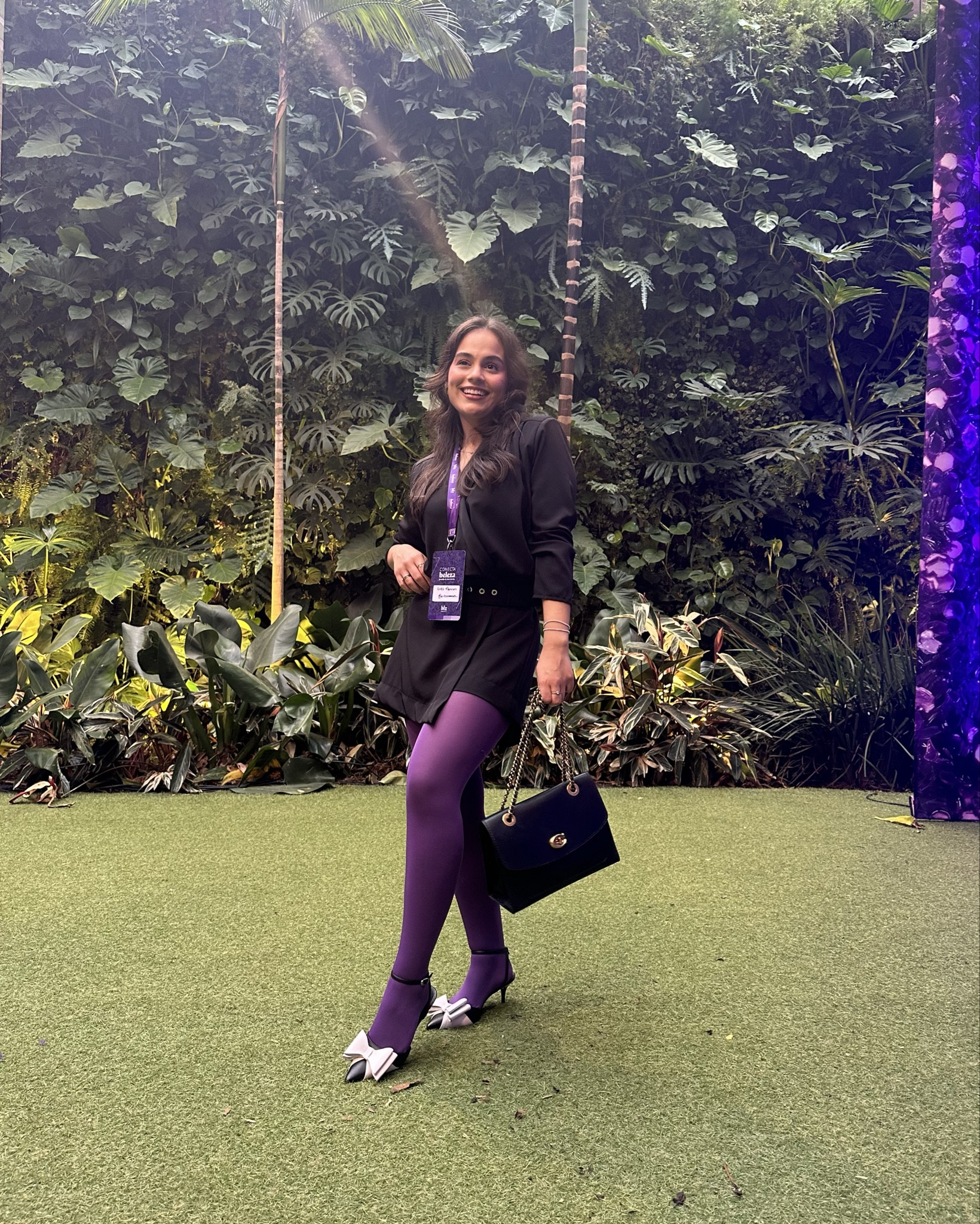 Dress code do evento de hoje: Casual com algo roxo 💜✨ não sei vocês, mas eu não me sinto bem com roxo/lilás, e pra não “gastar” dinheiro com algo que não gosto muito tive a ideia de comprar a meia calça! Por ela ficar longe do rosto eu fico muito mais confortável, e ficou demais né!? Eu amei!! 🥹🤌🏼 vou deixar algumas referências abaixo para vocês se inspirarem ⬇️

#look #meiacalça 

#LTKstyletip #LTKbrasil #LTKbeauty