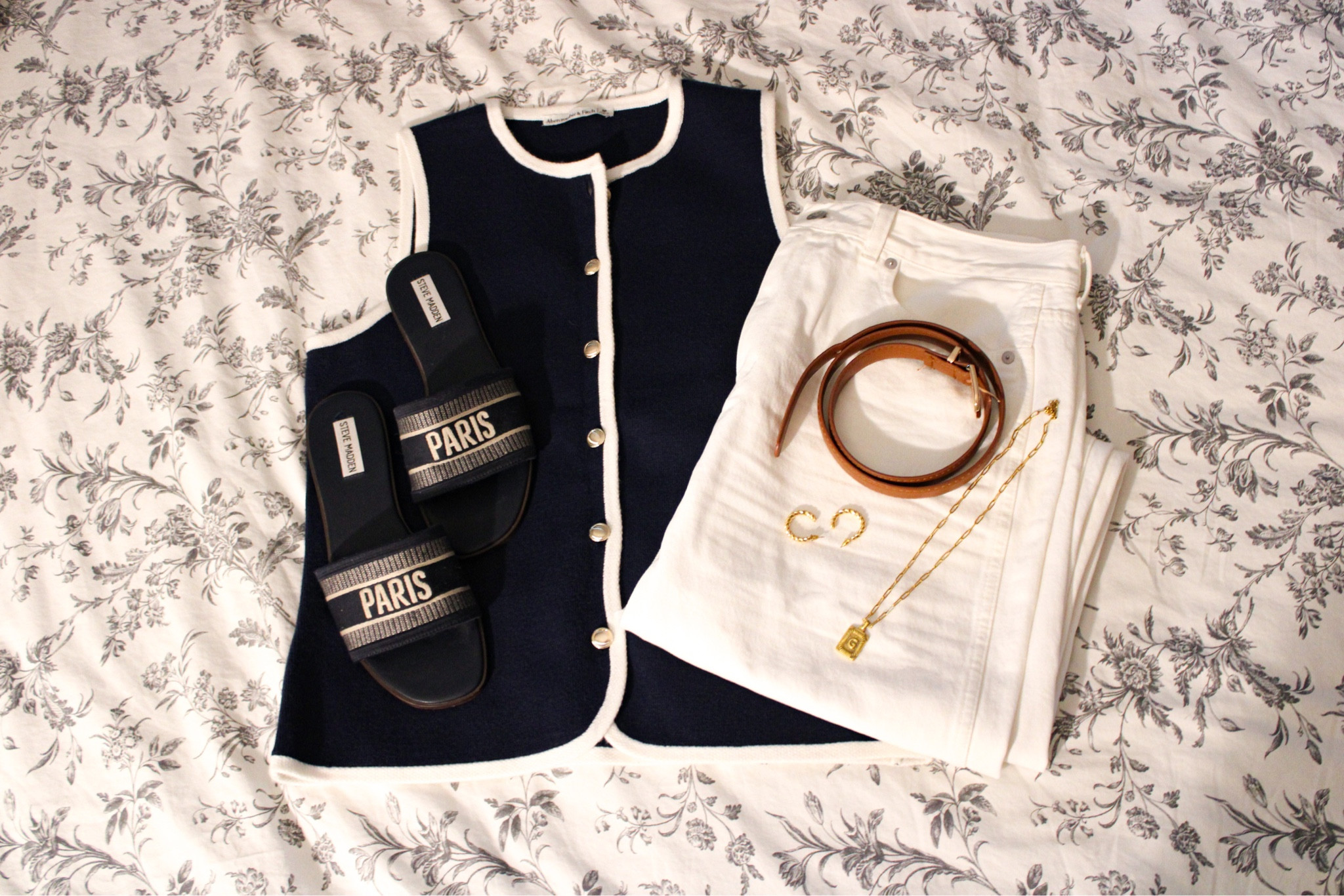 Fall outfits that you can wear right now.

Being in the office all day with the air conditioning blasting, always makes me want to layer for the day especially in August. 

This outfit is perfect for the weather now but helps you get in the mood for fall.

#LTKBacktoSchool #LTKMidsize #LTKSeasonal