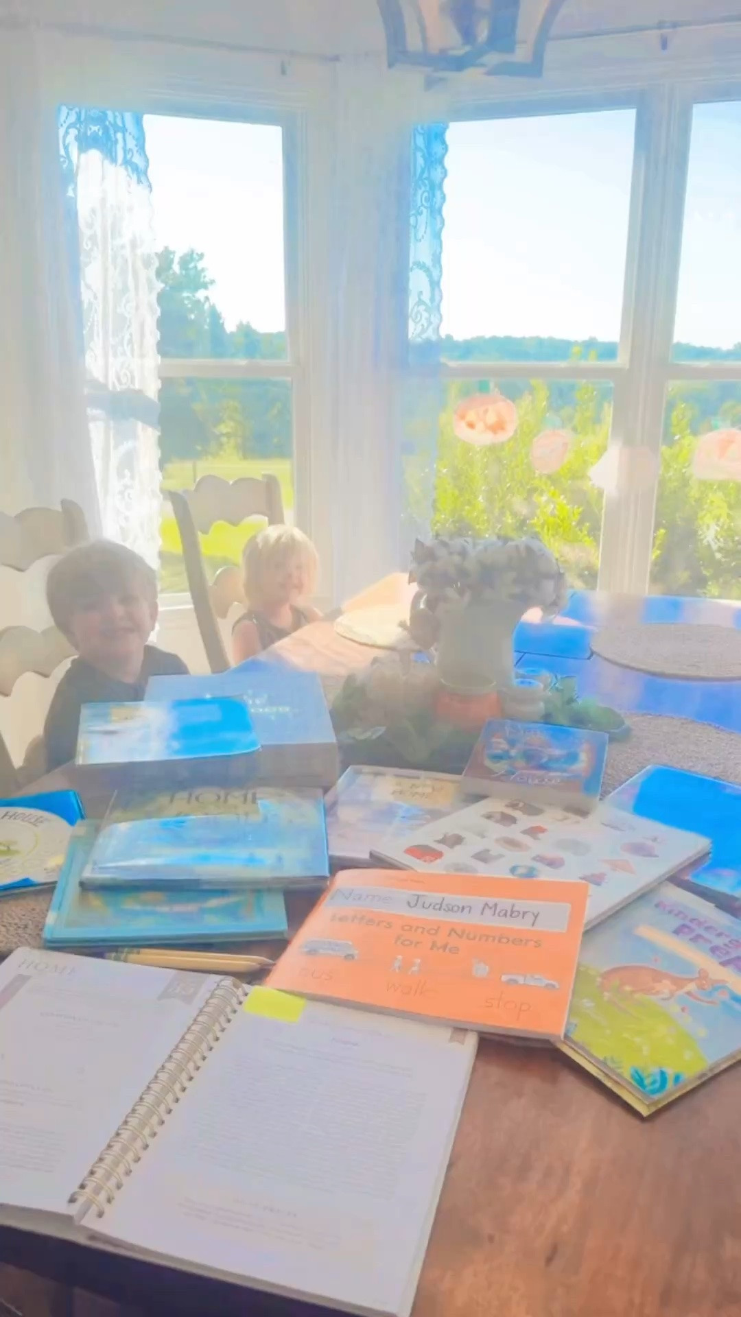 I love 💗 the fresh start of a new week of learning ✏️  with my little ones 👶🏼- and love how much they LOVE to learn!!! 😍