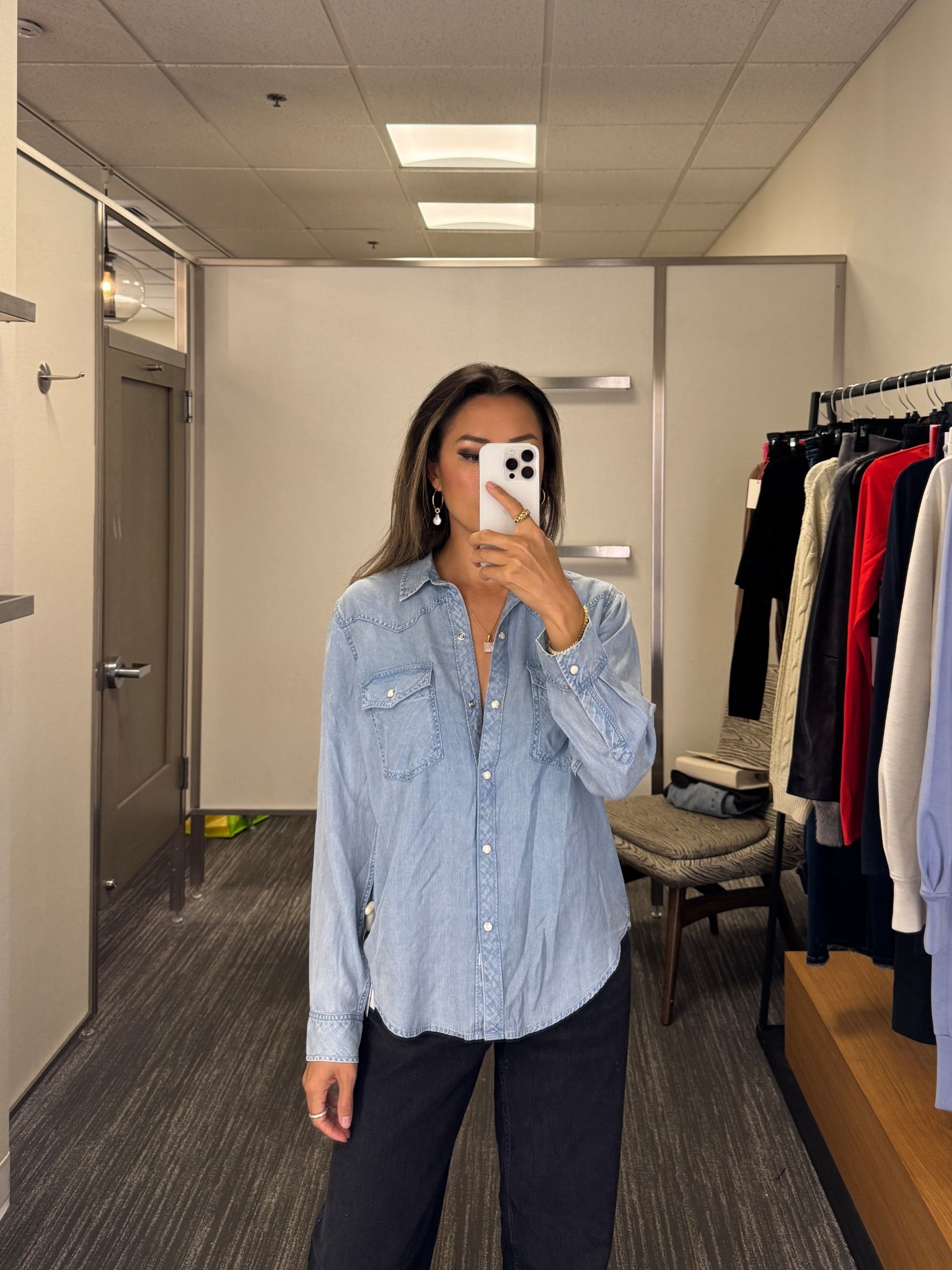 This denim button up (wish I could have steamed it) actually has snap buttons which I really like and the material is super soft and comfy. Wearing XS also wearing 25 in the denim 

#LTKFindsUnder100 #LTKSaleAlert