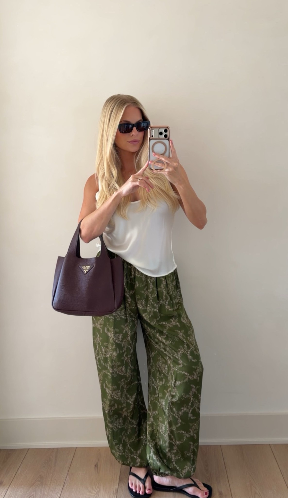 SIZE: 2/M in top, small in pants, linked similar shoes! #kathleenpost

Daytime outfit, summer chic look, errands outfit, casual lunch date look