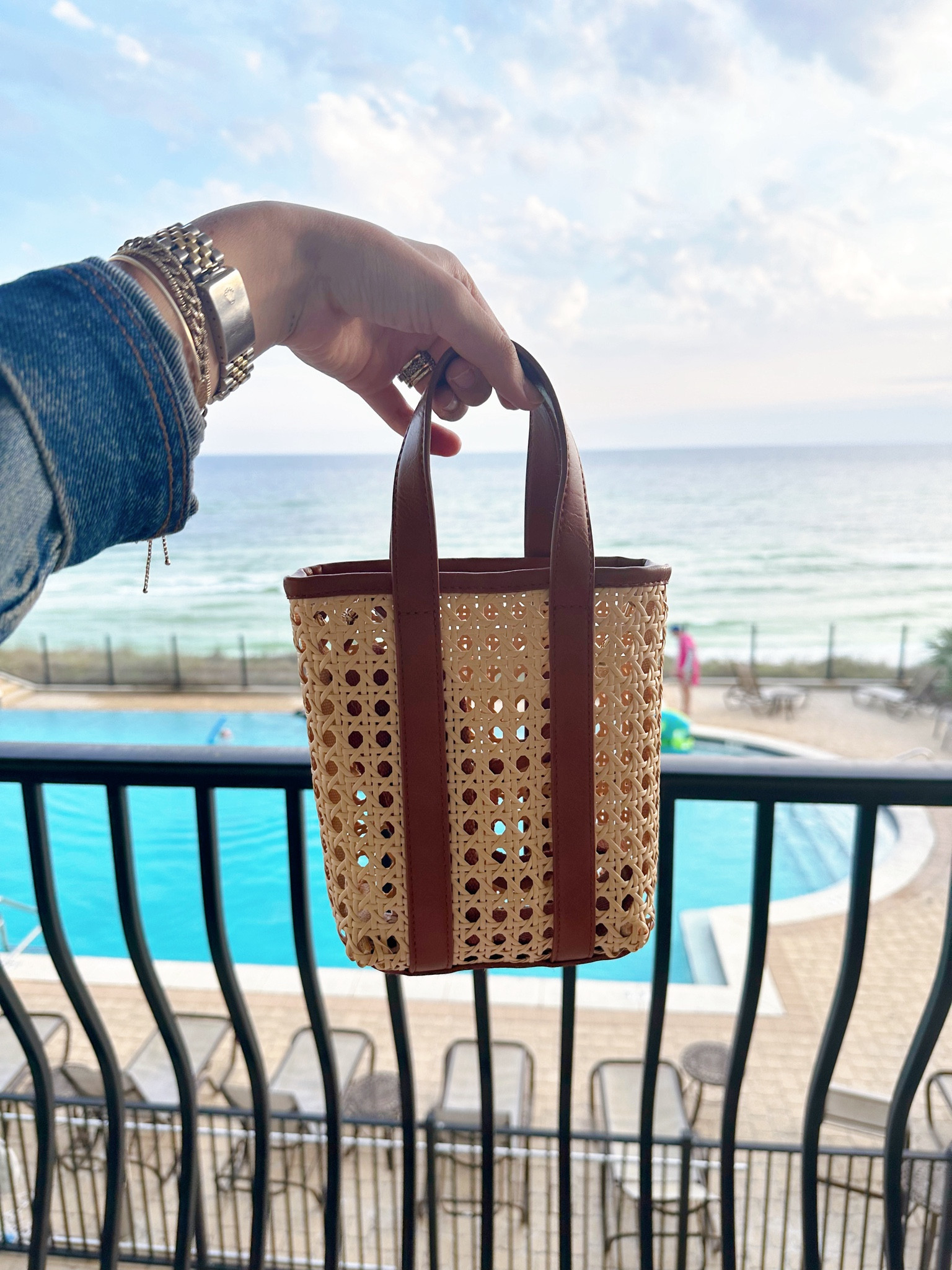 Fun little vacation purse! 

#LTKfindsunder100 #LTKtravel #LTKfindsunder50