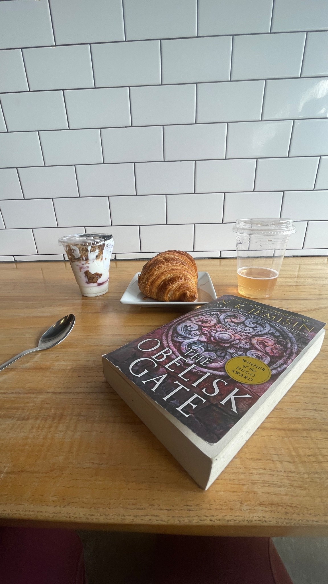 Dieses Buch hat mich nachts wachgehalten! 😳

„The Obelisk Gate“ ist der zweite Band der Reihe „The Broken Earth“. Es ist Fantasy, groß, sehr komplex und hat so viel Weltkritik zwischen den Zeilen! Mit starken weiblichen Hauptpersonen, super LGBTQ-Representation bekommt die Reihe von mir 5/5 ⭐️ 

Heads up: die ersten 100ish Seiten können sich ziehen - die Welt wird gebaut, und ich musste einige Seiten doppelt lesen um sicher zu sein, alles verstanden zu haben.

Ich habe diese Buchreihe auf Englisch gelesen - mache ich bei den meisten Büchern und finde, dass dadurch der Schreibstil viel besser ankommt als bei einer Übersetzung ☺️

#LTKdeutschland