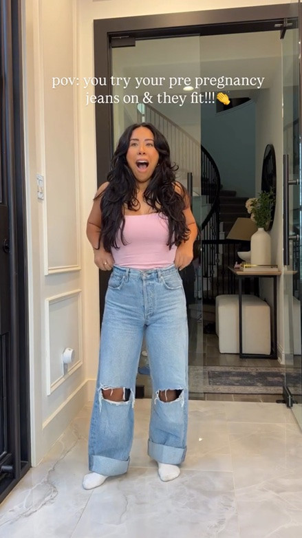 The best feeling tbh. Can you tell I was shocked they buttoned up all the way?!😂 

#postpartum #ditl #mom #relatable #jeans reality, 9 months postpartum, mom of 2