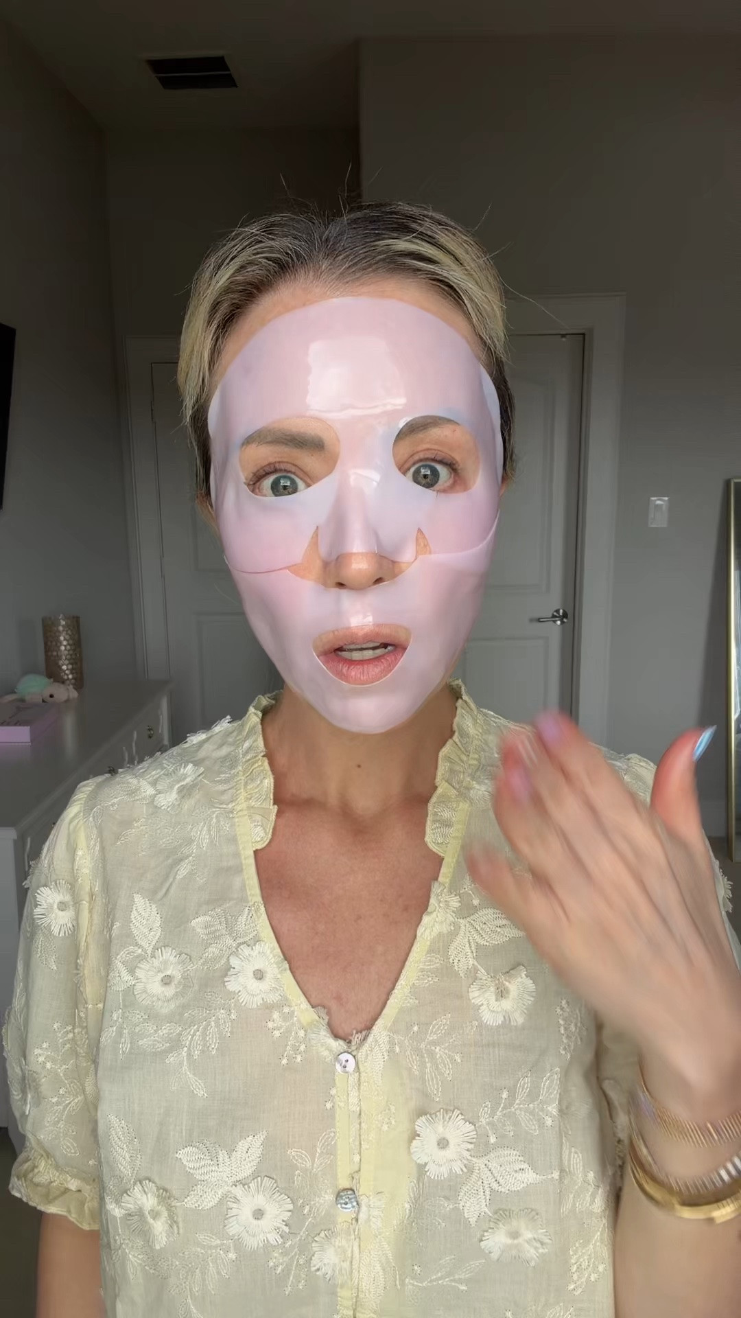 Probé la mascarilla viral de medicube que usó Selena Gomez 💗

La dejé actuar por varias horas hasta que se volvió transparente y mi piel quedó súper hidratada, suave y con glow ✨

Link directo en mi LTK 🛍️

#medicube #selenagomez #pdrncollagenmask