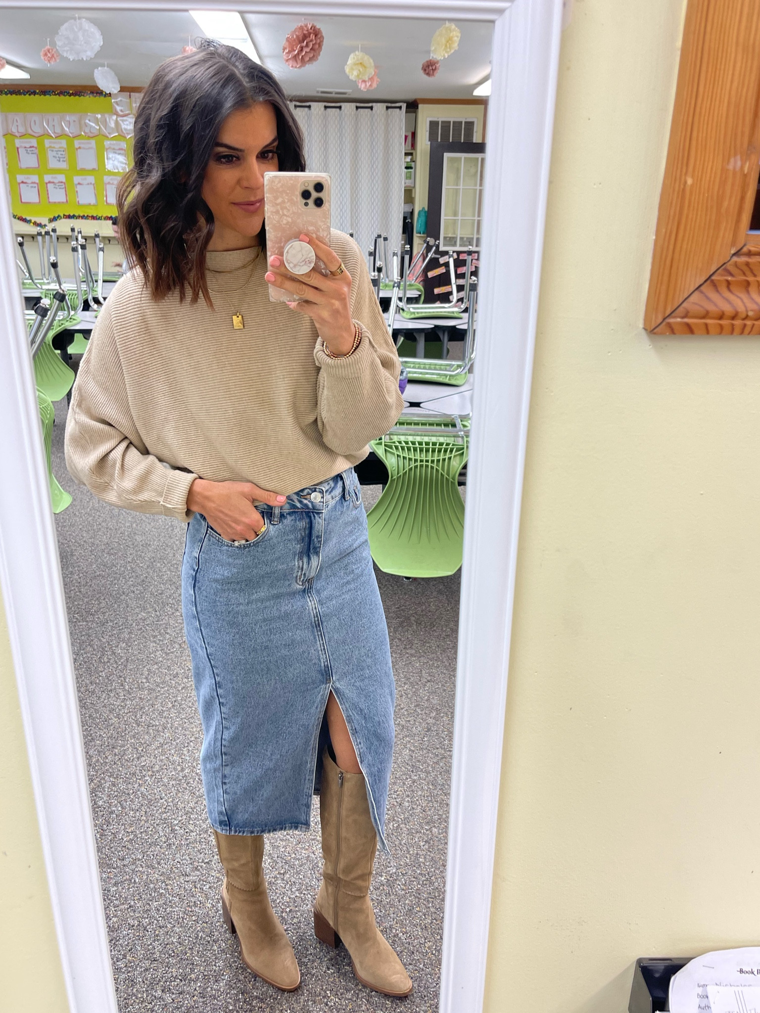 Today’s classroom #ootd

Amazon sweater (one size fits all)
Skirt- size small 
Boots- Tts 

#LTKunder50 #LTKSeasonal #LTKstyletip