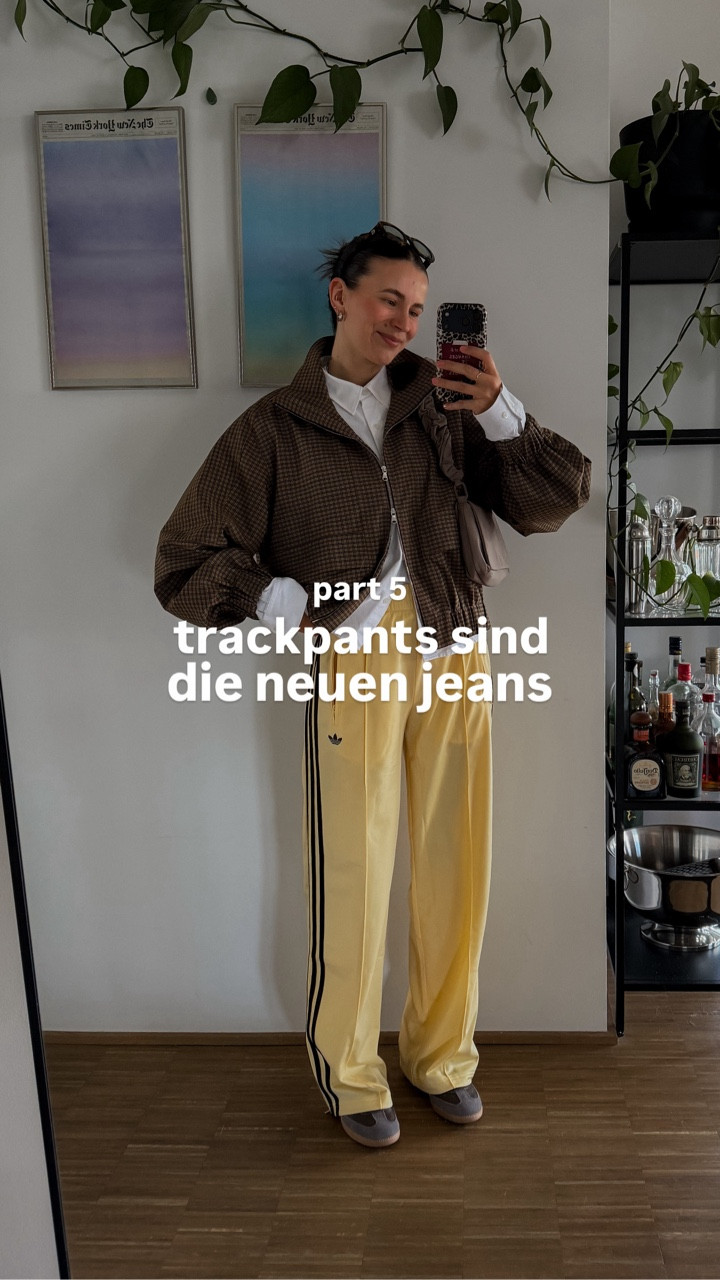 part 5 und ich bleib dabei: trackpants sind die neuen jeans 🤝
wenn wir anfangen, sie auch genauso zu stylen, wird’s plötzlich easy — und die looks sooo nice.

das problem ist meistens nicht die trackpants, sondern dass wir sie viel zu kompliziert behandeln.
dabei ist’s eigentlich ganz simpel: trag sie einfach wie eine jeans ✨

also: wer tauscht morgen seine jeans gegen trackpants? 🌚