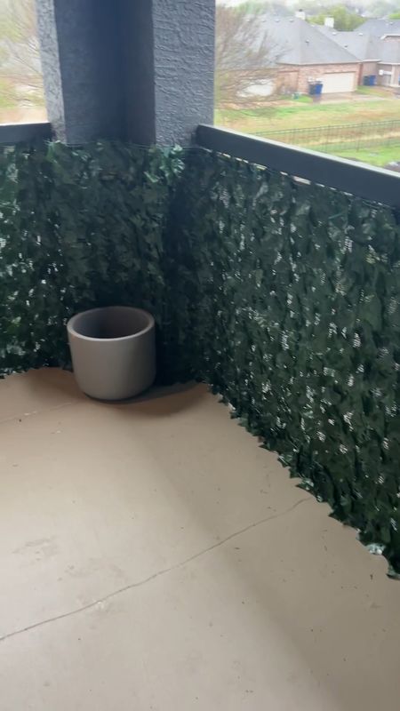 I am in love with this artificial ivy privacy fence for my apartment balcony!! 

Outdoor patio / apartment patio / apartment balcony / privacy fence / fence / back patio / ivy / patio ideas / balcony ideas 

#LTKhome