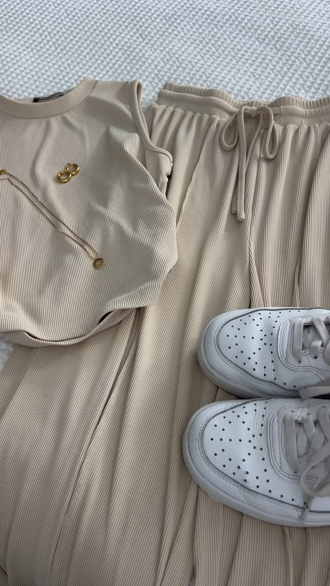 Serving major off duty vibes in this matching set 💋 The ultimate blend of comfort and effortless luxe. Your new go to look for weekends, travel, and everything in between ✨ #ChicAndComfy #ElevatedBasics #StyleMadeSimple #TravelOutfit #ResortWear #LoungeWear

#LTKTravel #LTKFindsUnder50 #LTKActive