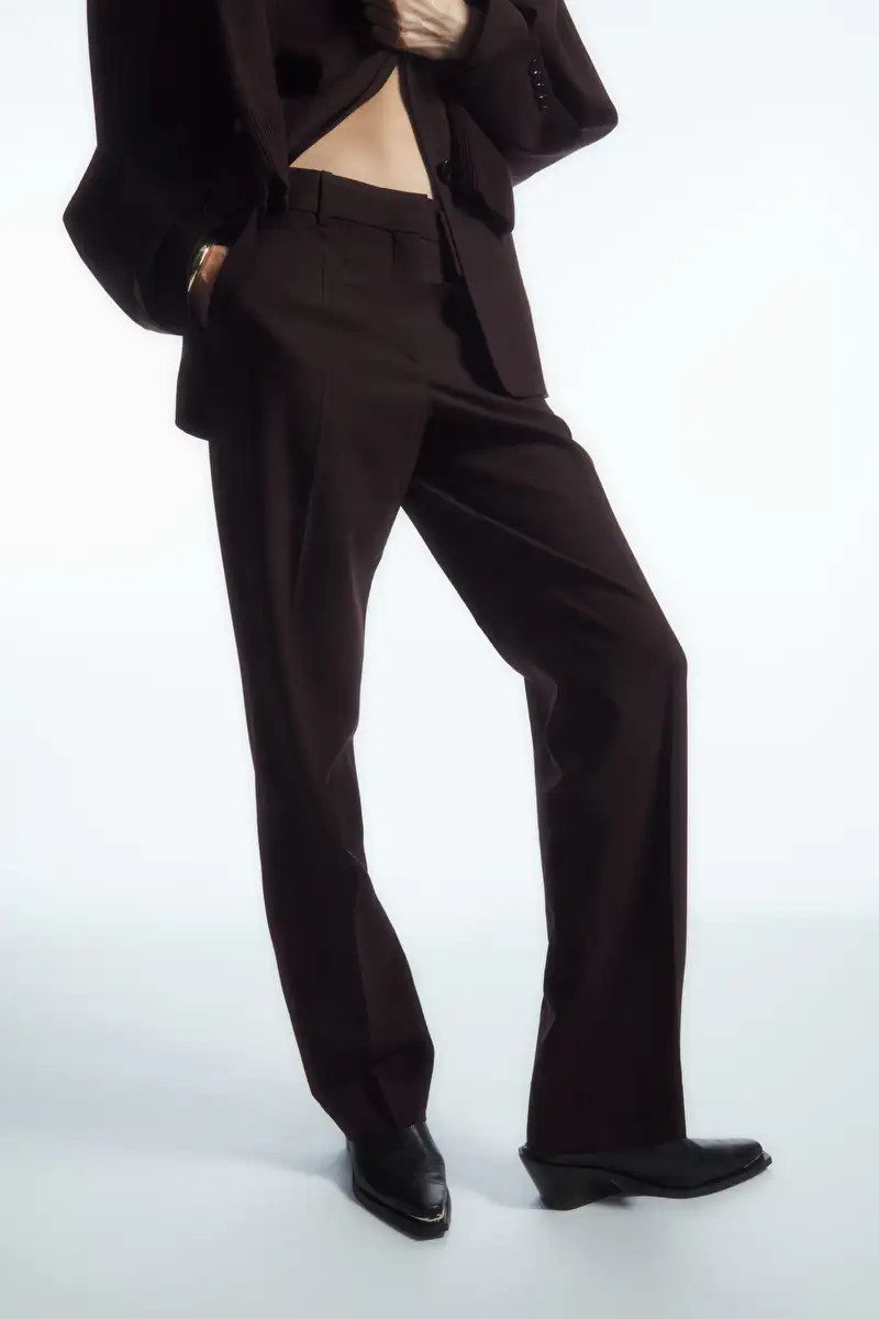 PANTALON TAILLEUR TAILLE BASSE LAINE - MARRON FONCÉ - Trousers - COS | COS (EU)