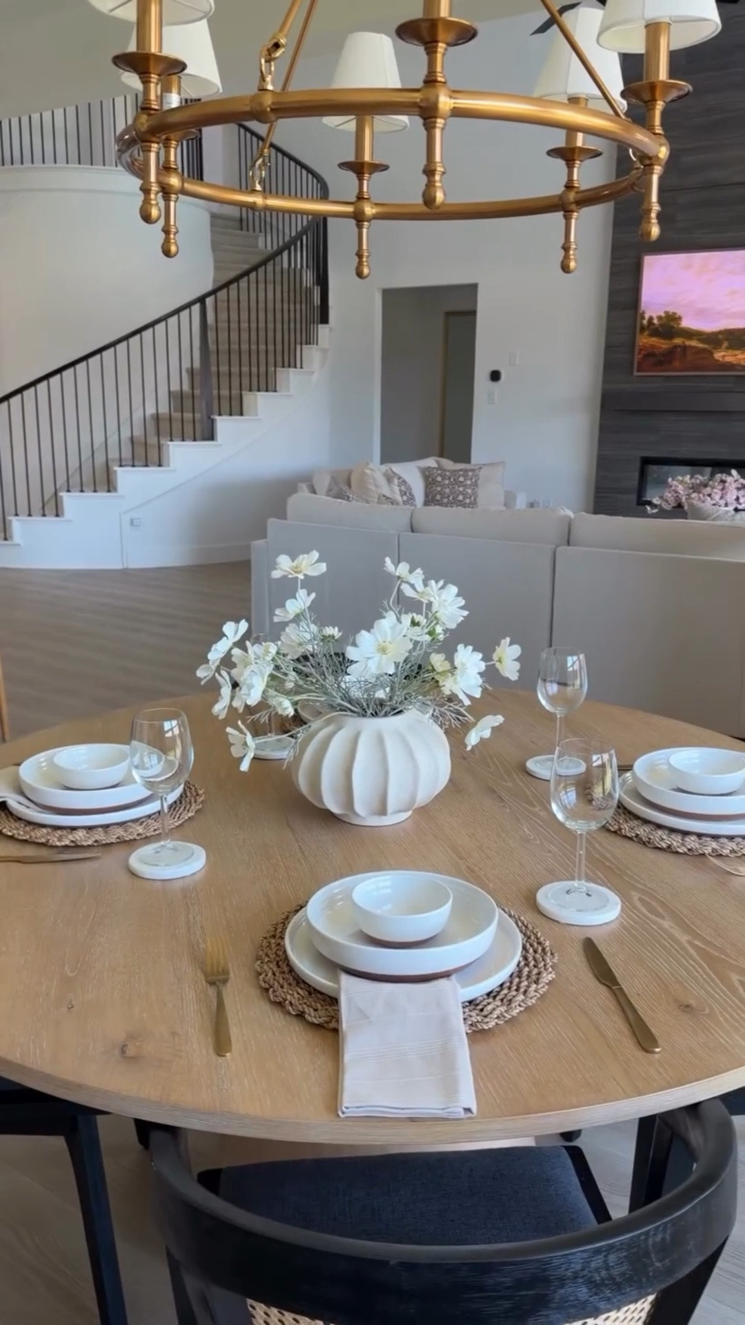 It’s the little things that make life big.
A touch of florals, a perfectly placed napkin, and a table ready for moments worth sharing. 🤍

These ceramic sets from @dowan_ceramics bring the perfect finishing touch.