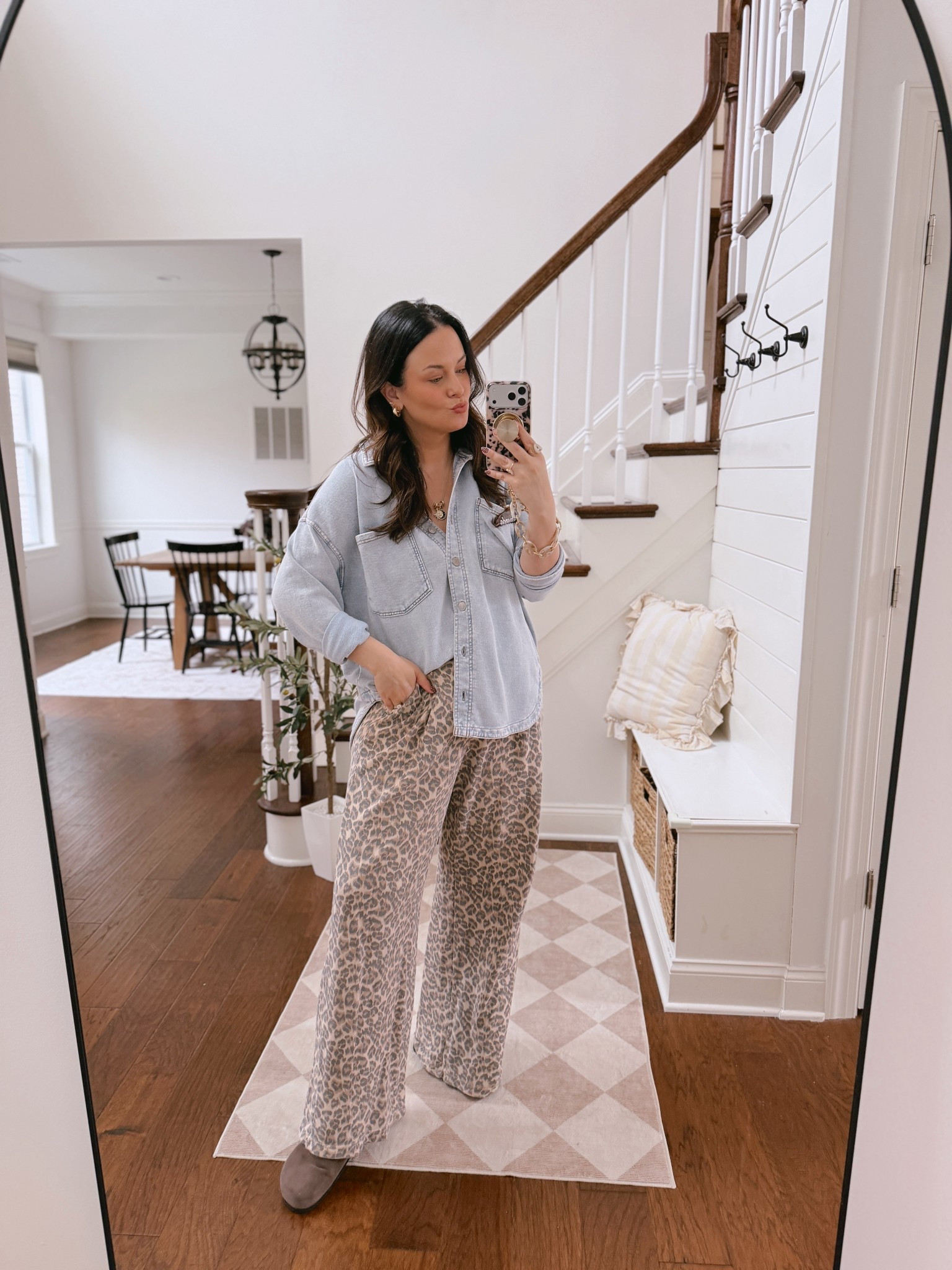 Casual OOTD.. this is the softest top I’ve ever won.. and my FAV cozy sweats.. chic but still comfy 

#LTKMidsize #LTKSaleAlert #LTKStyleTip