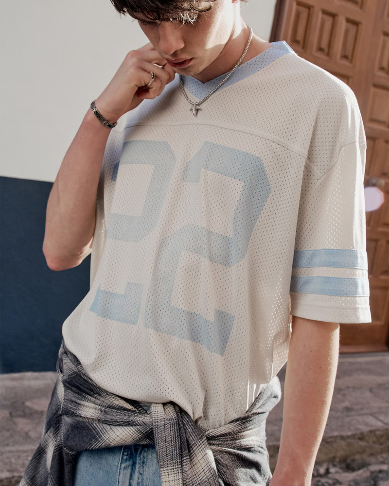 Men's Boxy Crop Mesh Graphic Jersey from Hollister | Hollister (US)
