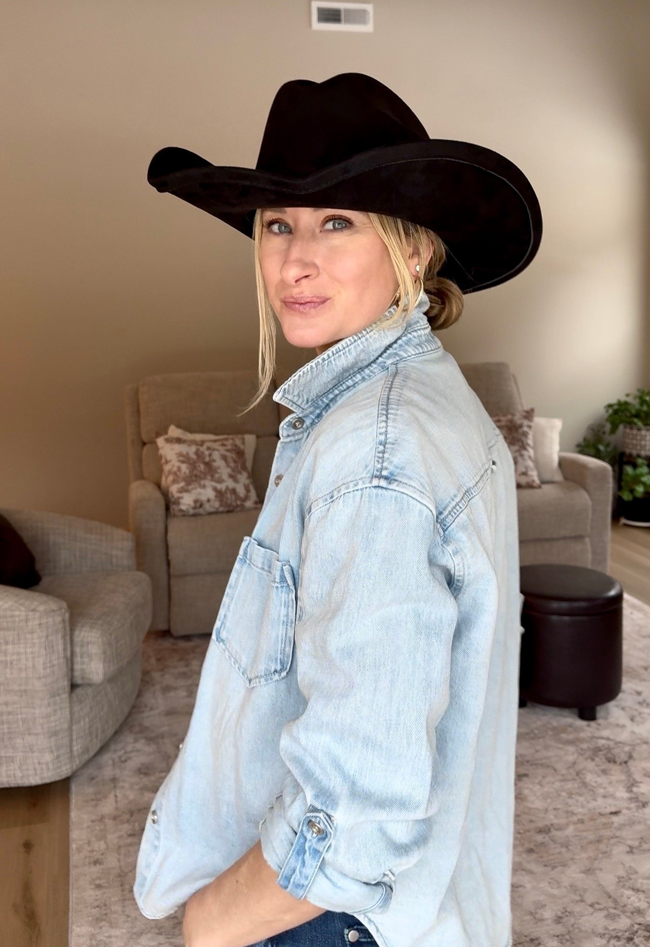 This light wash denim button-down is the star of the show 🤎✨ The perfect layering piece for an effortless western look—linked it (and the full outfit) for you! Wearing a small & it fits true to size.

#LTKSeasonal #LTKFestival #LTKootd