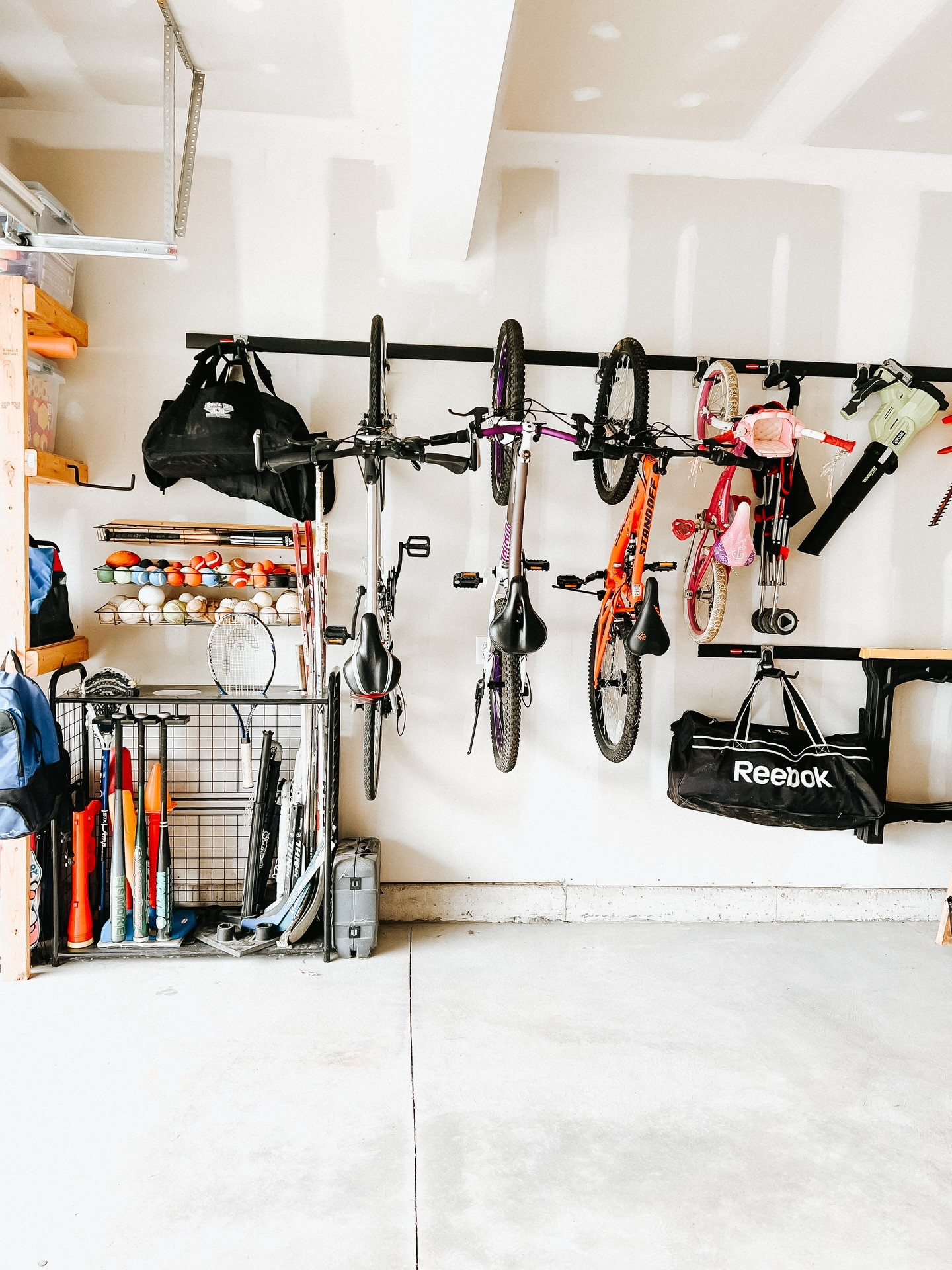 Hey Buffalo, it’s garage organizing season ☀️

Let’s start your summer off right with a newly organized garage! Contact us for an estimate!

#organizedbyjm #buffalo #homeorganization #garageorganization #organizedhome