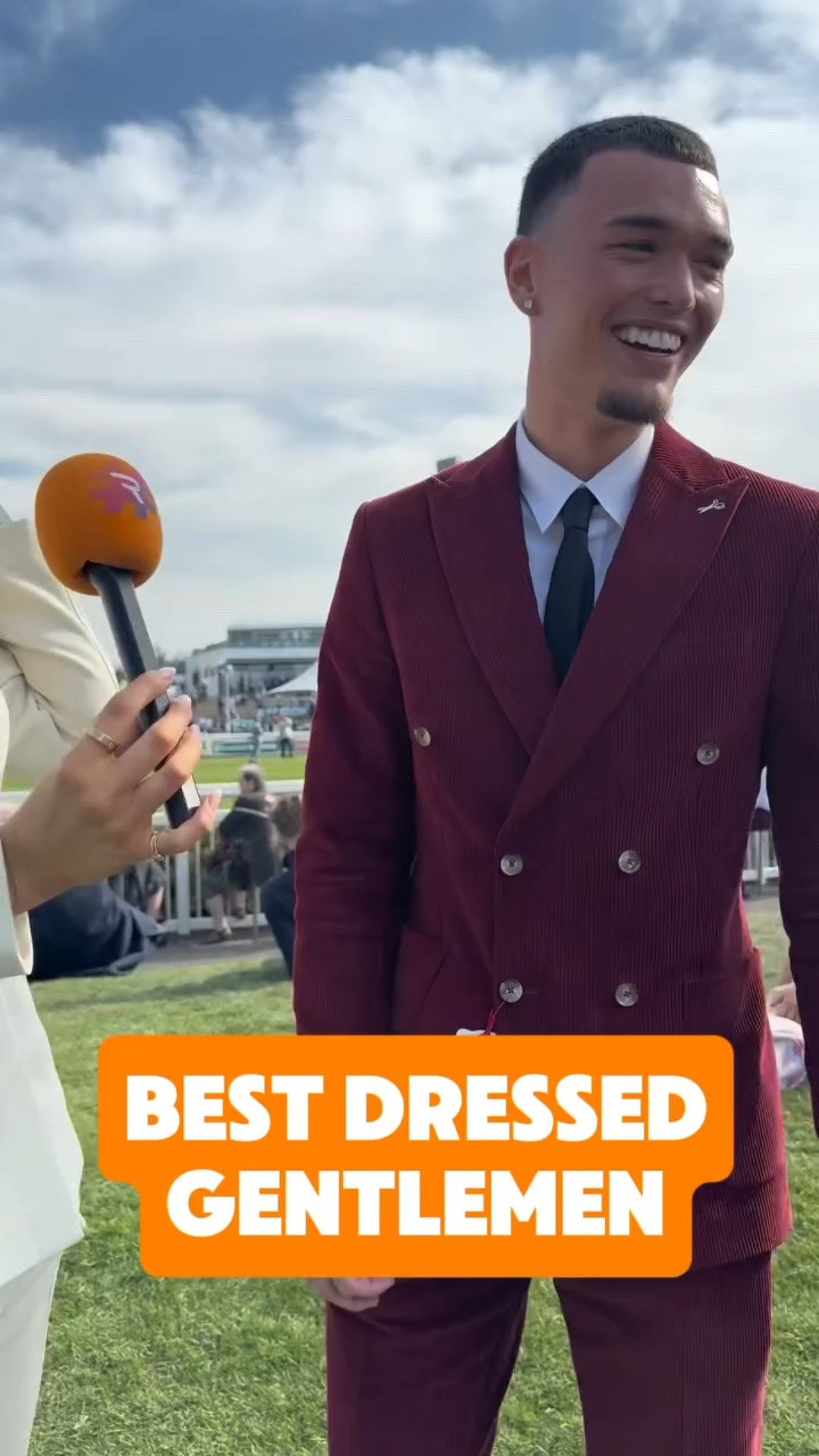 Congratulations to this dapper man who won Aintree’s best dressed man competition 

#RacedayTV