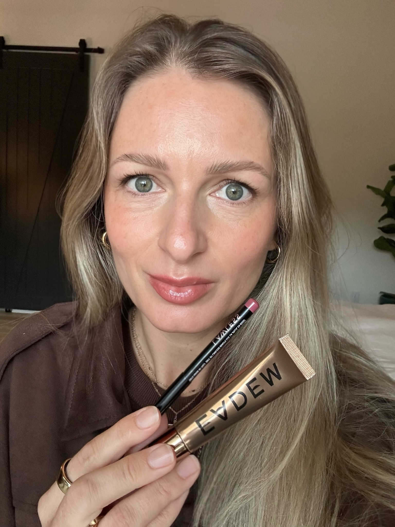 Sharing some Sephora favorites…
Fall lip combo 💋 
The packaging though…🥰 ✨ 
This lip gloss is actually nourishing and exfoliating and makes your lips so soft! 

#beauty #makeup #sephorasale #sephorapicks #cleanbeauty
#lipcombo #eadem #lawless #lipgloss #lipbalm


#LTKBeauty #LTKSeasonal #LTKSaleAlert