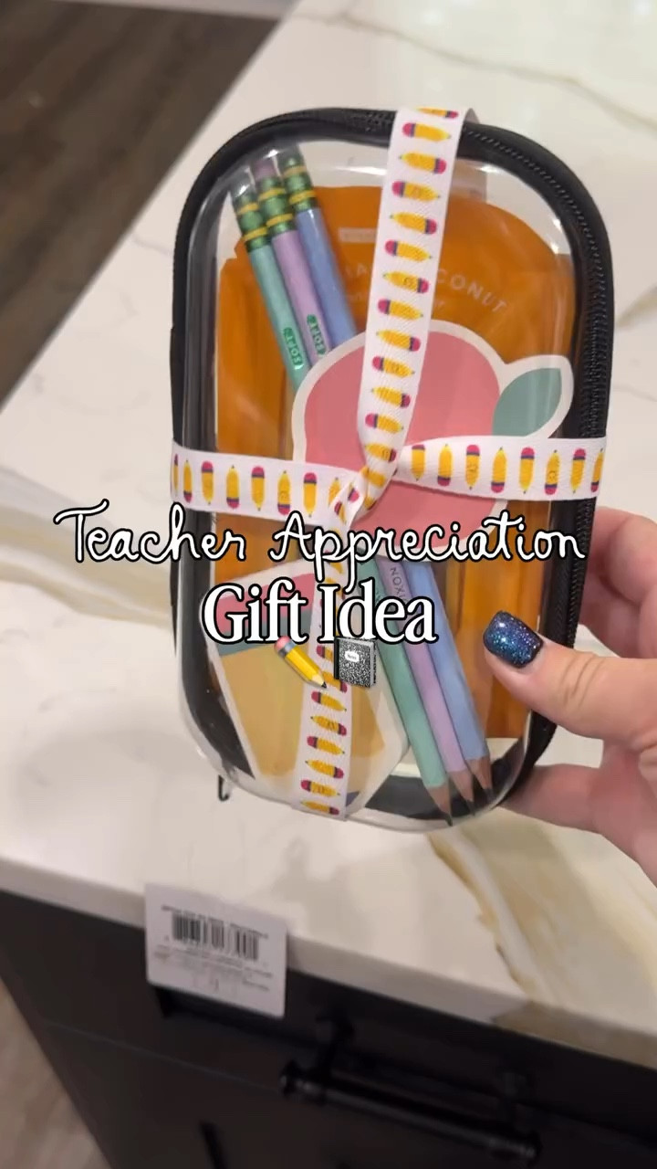Teacher appreciation week is May 4-8! Here is an easy gift idea! 📓 🍎 Follow + comment “SHOP” for a link! (make sure you’re following to receive it) ✨ & if you love Holiday finds and gift ideas, follow along for more!