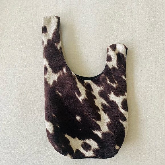 Brown Cow Suede Knot Bag × 1
One Size / Brown & White / Vegan Suede | Poshmark