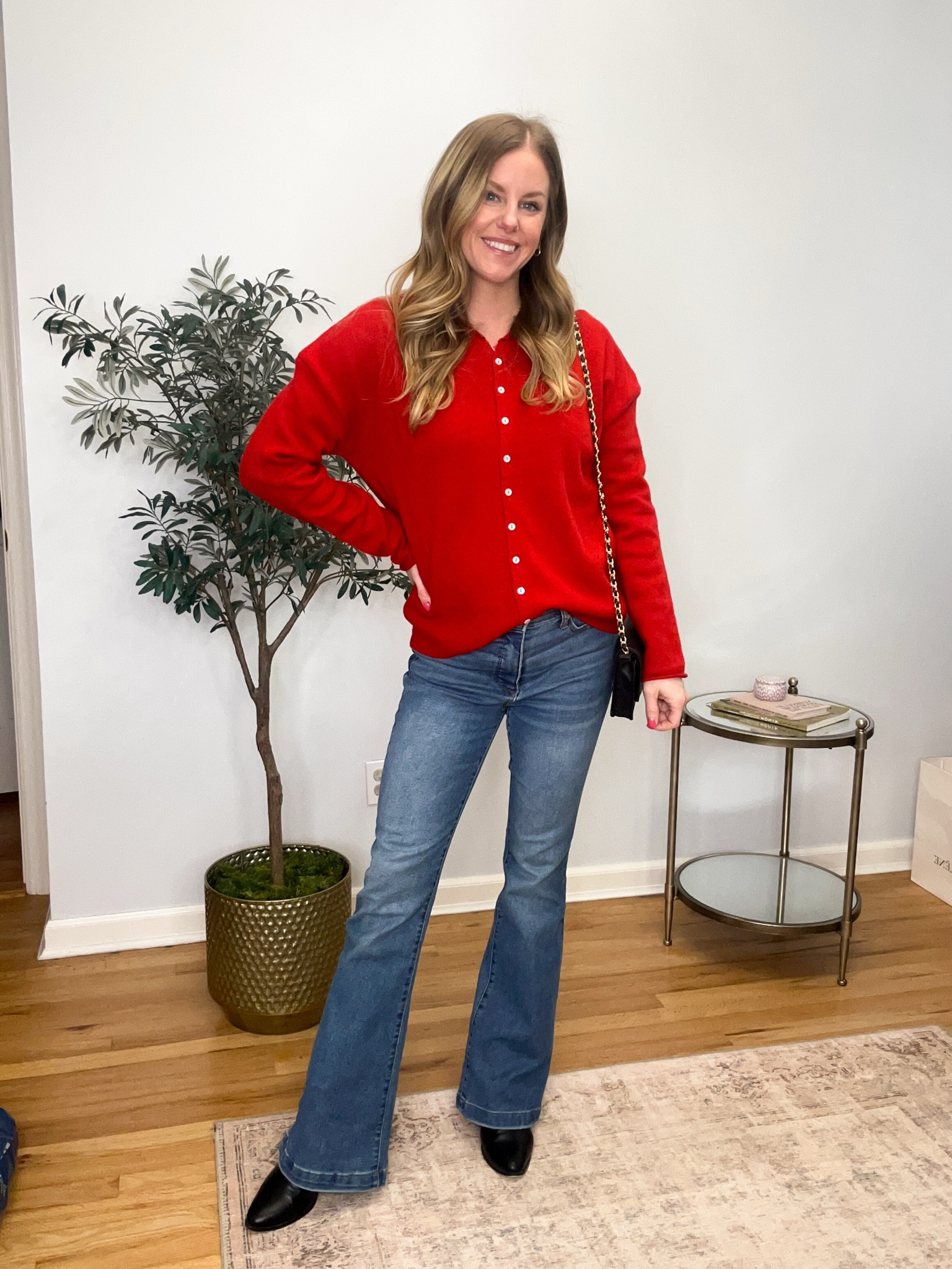 Casual Valentine’s Day outfit wearing size medium in the cardigan and size 4 in the jeans  

#LTKSaleAlert #LTKValentine #LTKSeasonal