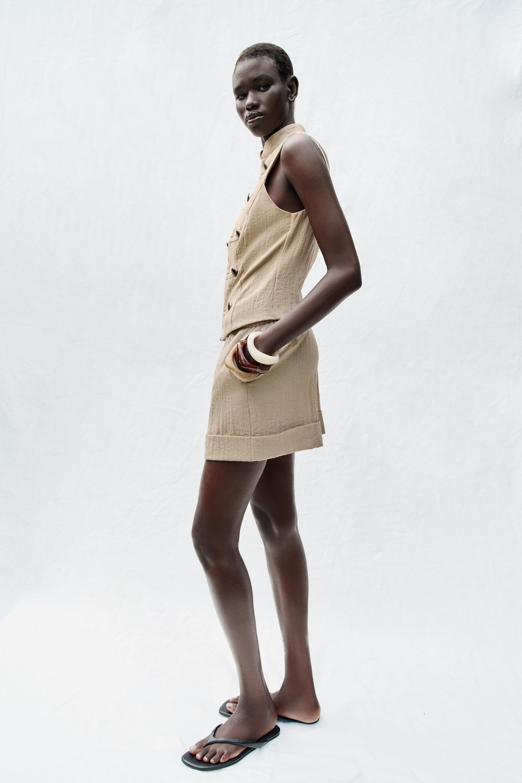 Model height: 180 cmHigh-waist Bermuda shorts with an elasticated waistband and front pockets. Tu... | Zara UK