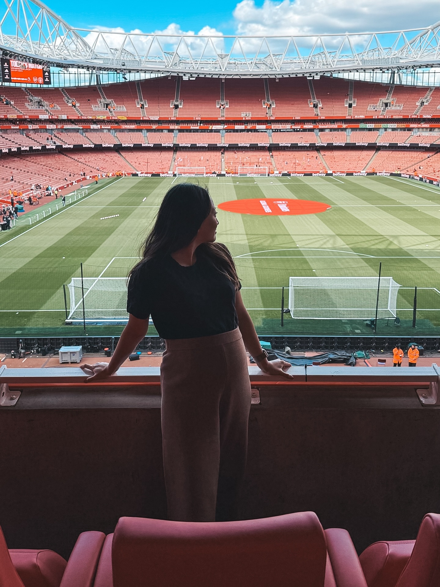 If you’re a content creator in your “this is so cringey” era — keep going. Your “how did I get here?!” moment is closer than you think.

We were invited to watch a football match in an executive box 🏟️⚽️ — wild, because back at uni I used to work as a waitress / bartender in London football clubs like @arsenal. Full circle moment 🥹. @SobhaRealty #TheArtofDetail hospitality was incredible — such a special experience.

What I wore to stay warm outside (everything has to be stretchy AF these days 🤰🏻):
@UniqloEurope “football-manager” coat 🤣 — aka the seamless down
@UniqloEurope brown stretchy wool trousers
@ThisIsWhistles black Rosa top

On the menu:
Avocado burrata salad, saffron risotto, chicken dumplings, salmon fillet, gunpowder potatoes, Thai green curry — and the dreamiest mini desserts (lemon meringue, passionfruit choux & sticky toffee trifle).
Half time:
Popcorn, crisps & hummus, pretzels, dates.