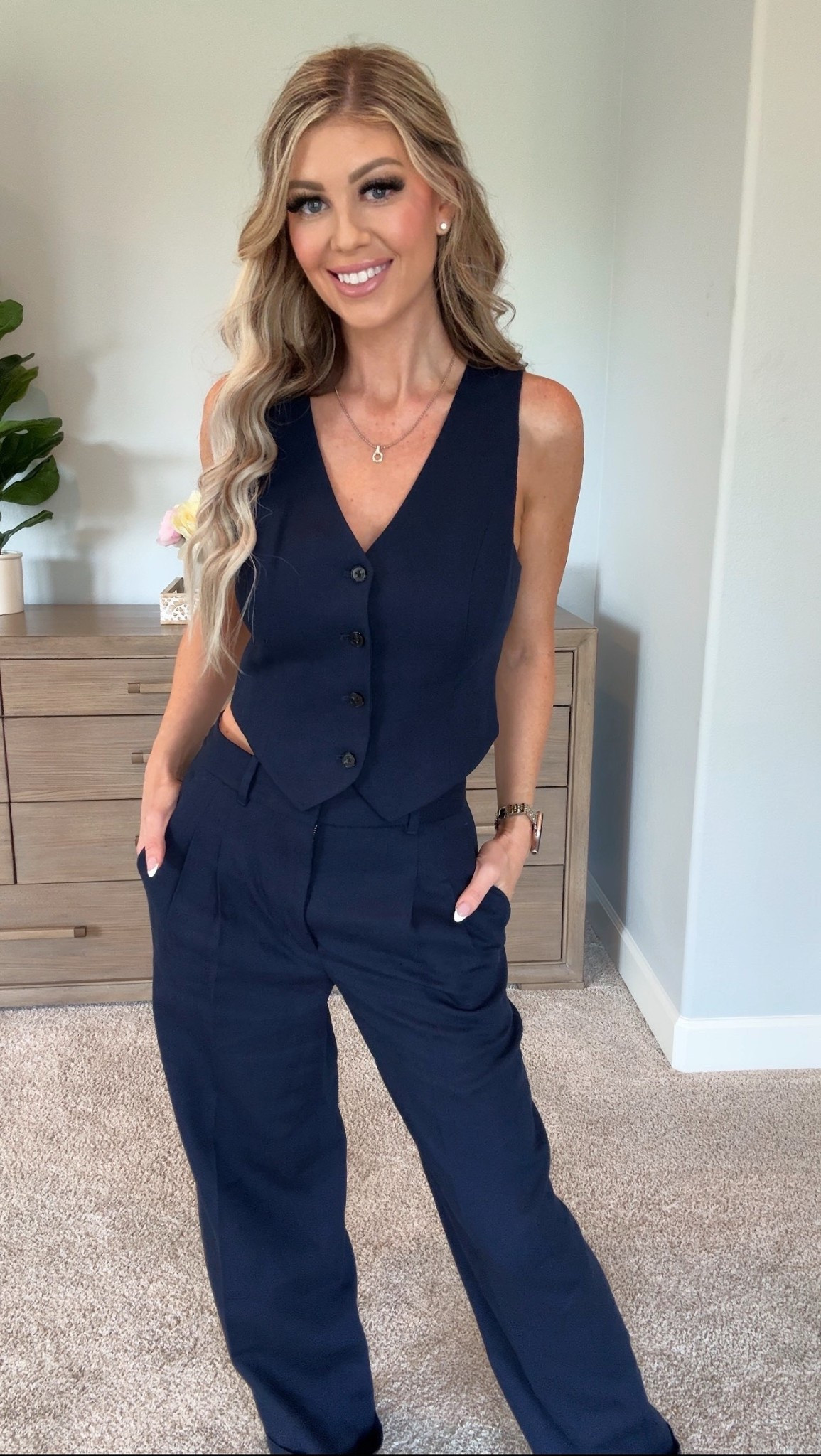 This @Aritzia navy set is everything! 

Size 6 in vest 
Size 4 in pants (I ended up exchanging for a size 2) 

#LTKSeasonal #LTKootd #LTKWorkwear